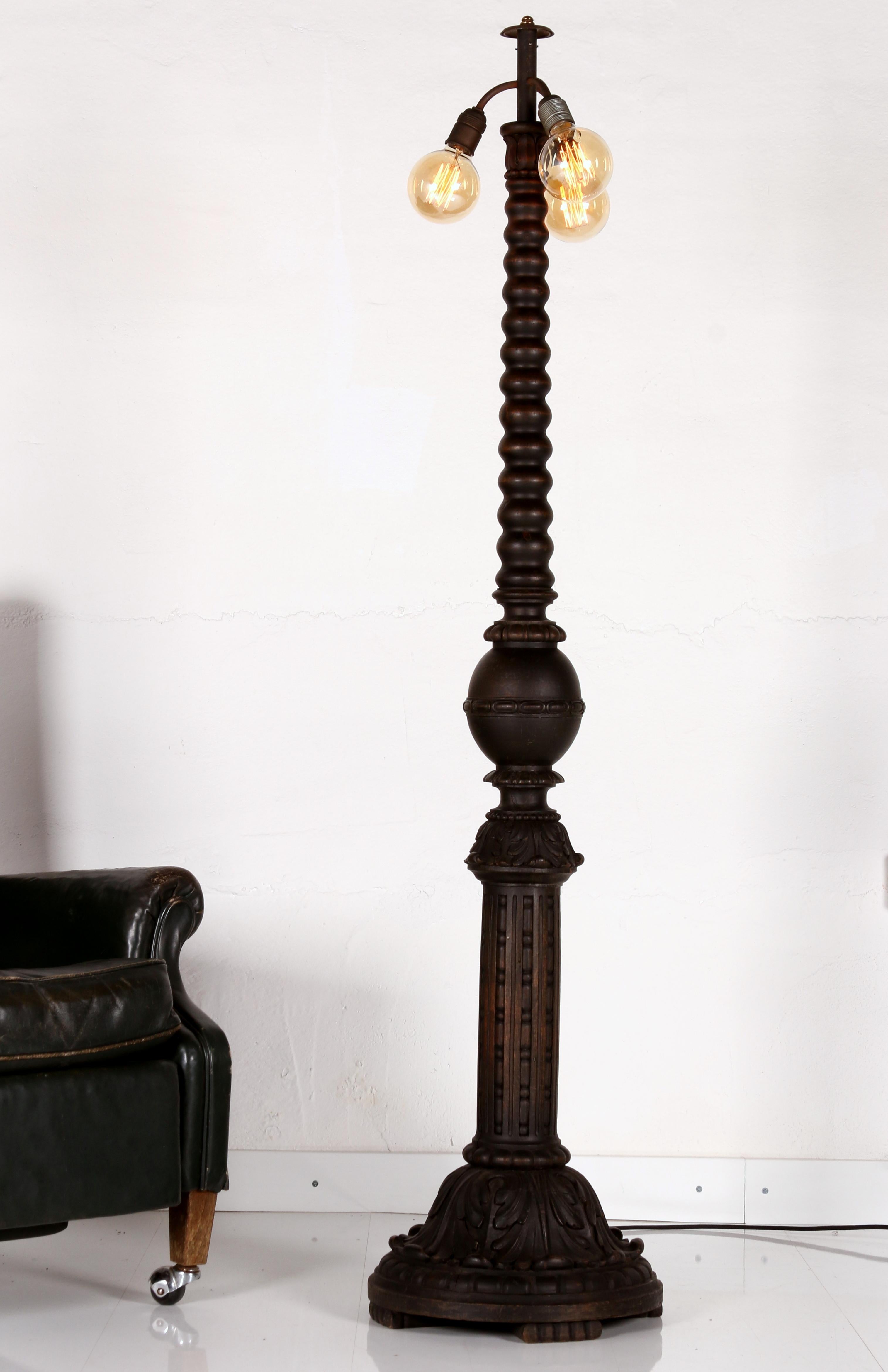 Soporte de lámpara de pie austriaco único y antiguo, tallado y torneado : madera maciza de roble en venta 6