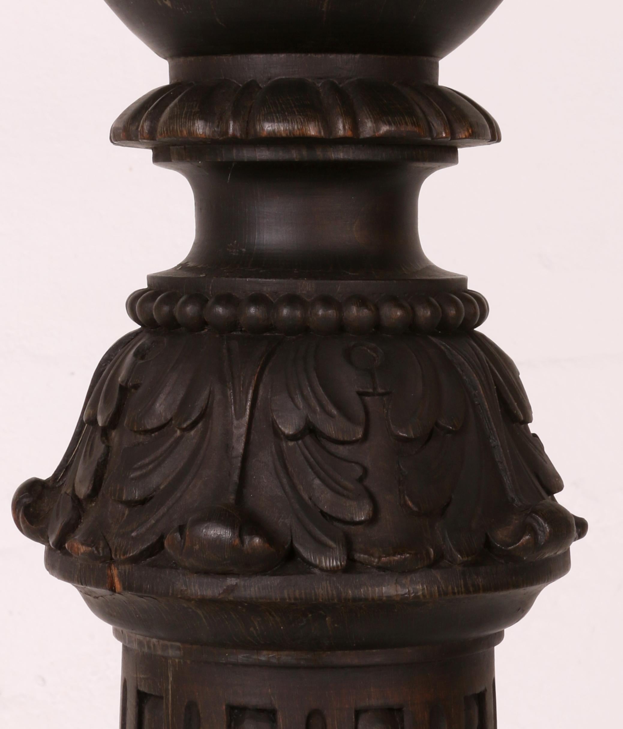 Soporte de lámpara de pie austriaco único y antiguo, tallado y torneado : madera maciza de roble en venta 9