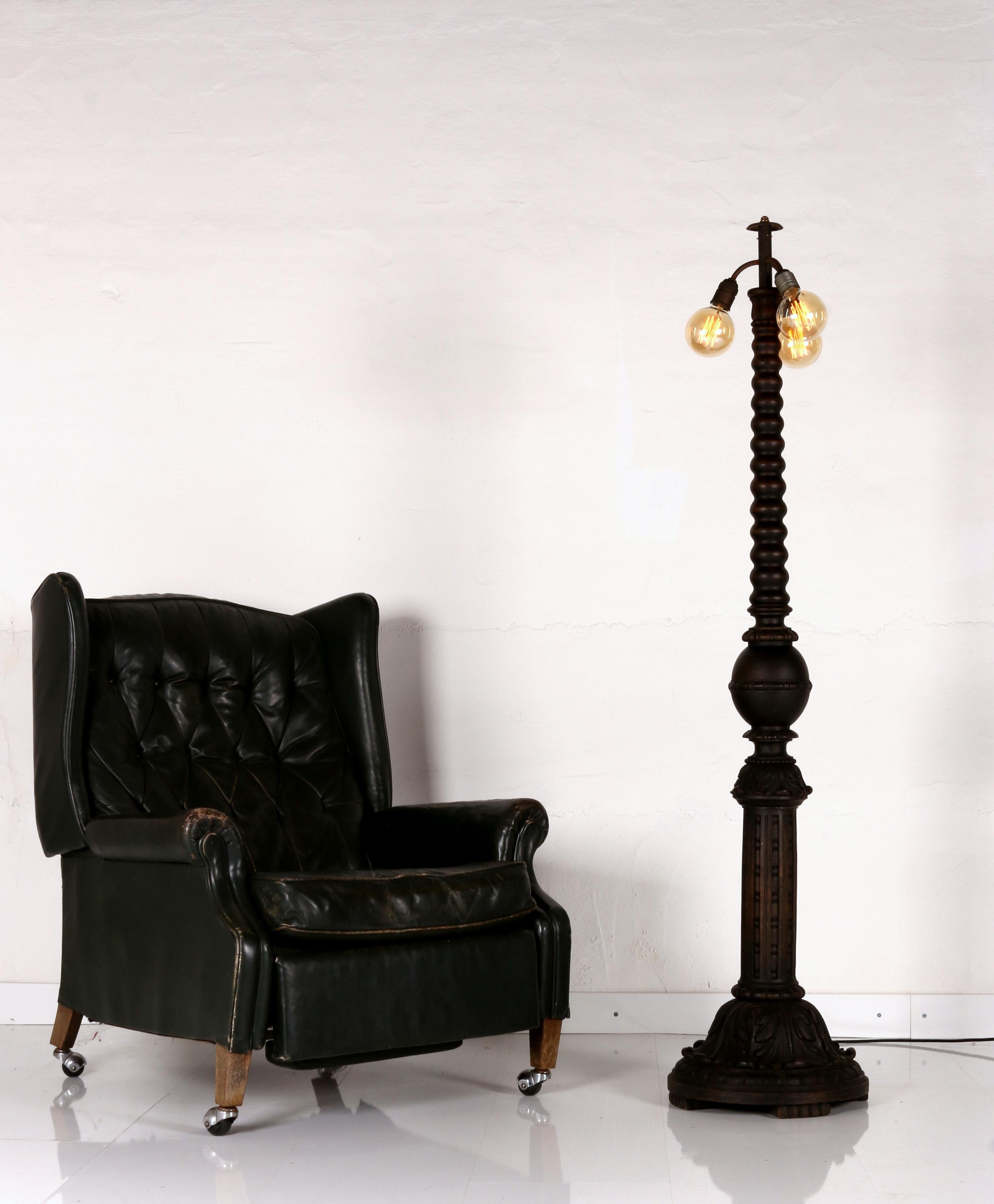 Soporte de lámpara de pie austriaco único y antiguo, tallado y torneado : madera maciza de roble en venta 11