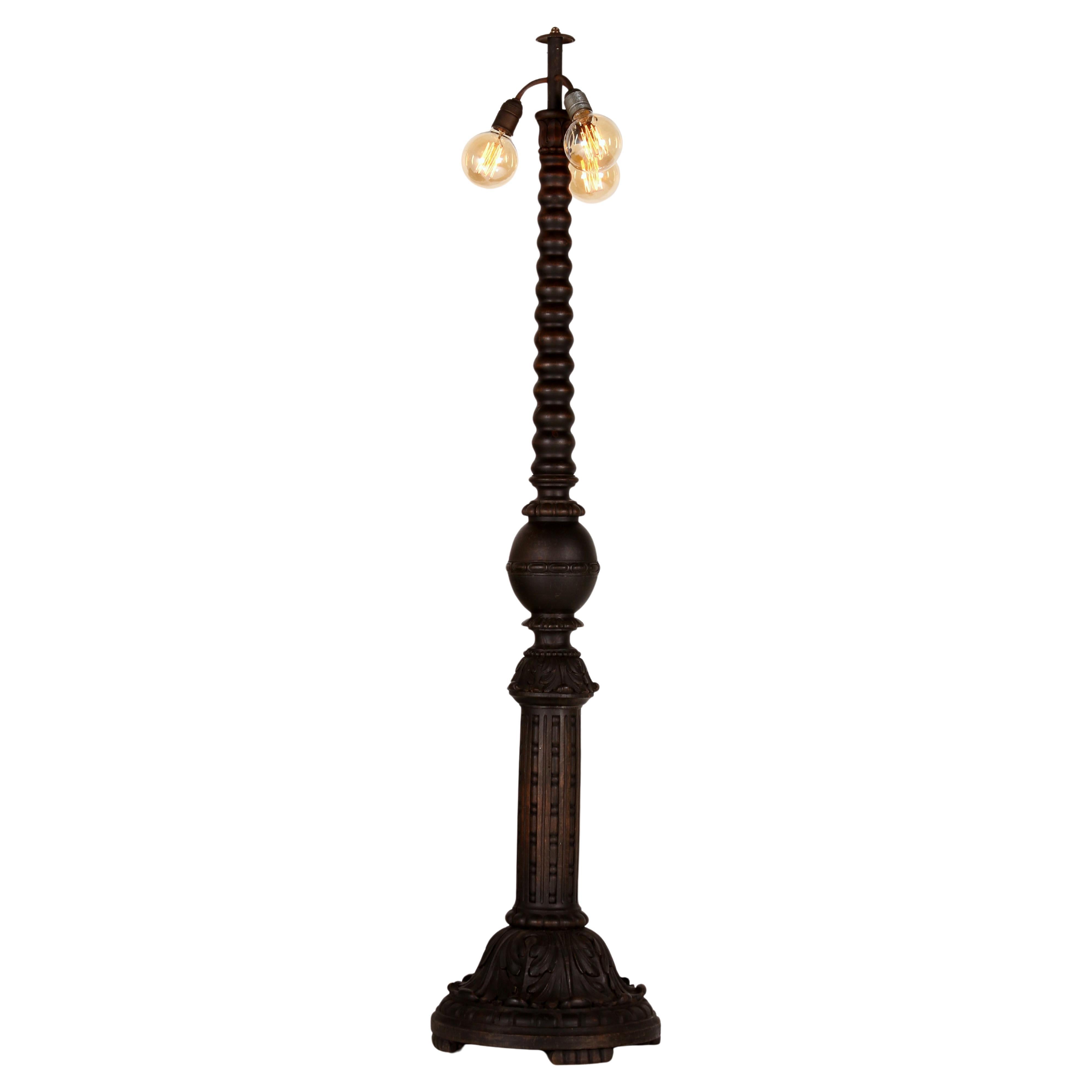 Soporte de lámpara de pie austriaco único y antiguo, tallado y torneado : madera maciza de roble Victoriano en venta