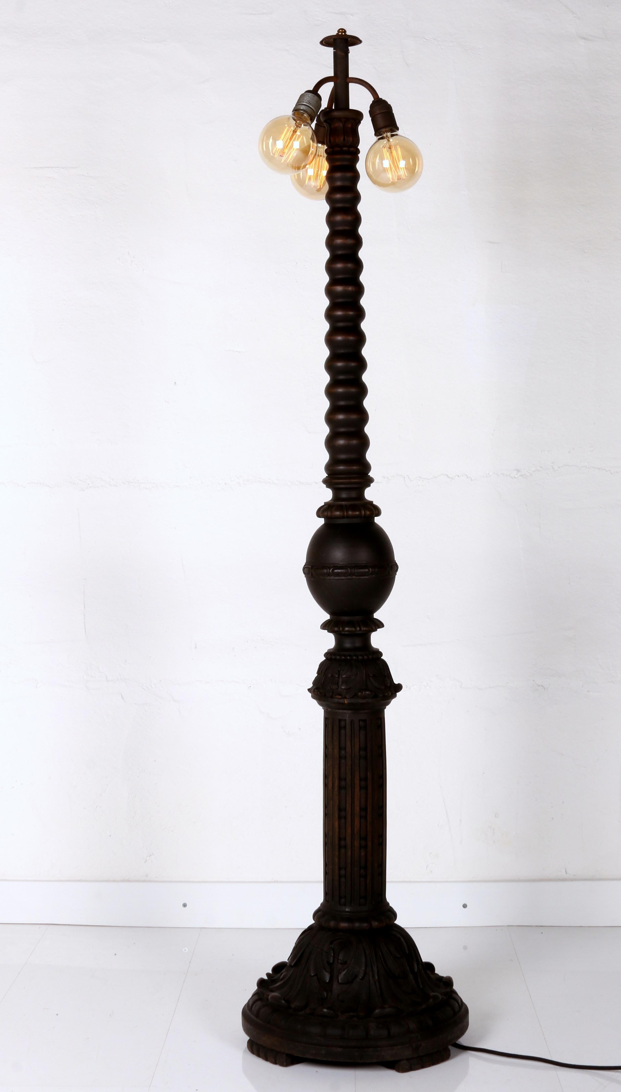 Soporte de lámpara de pie austriaco único y antiguo, tallado y torneado : madera maciza de roble Austríaco en venta