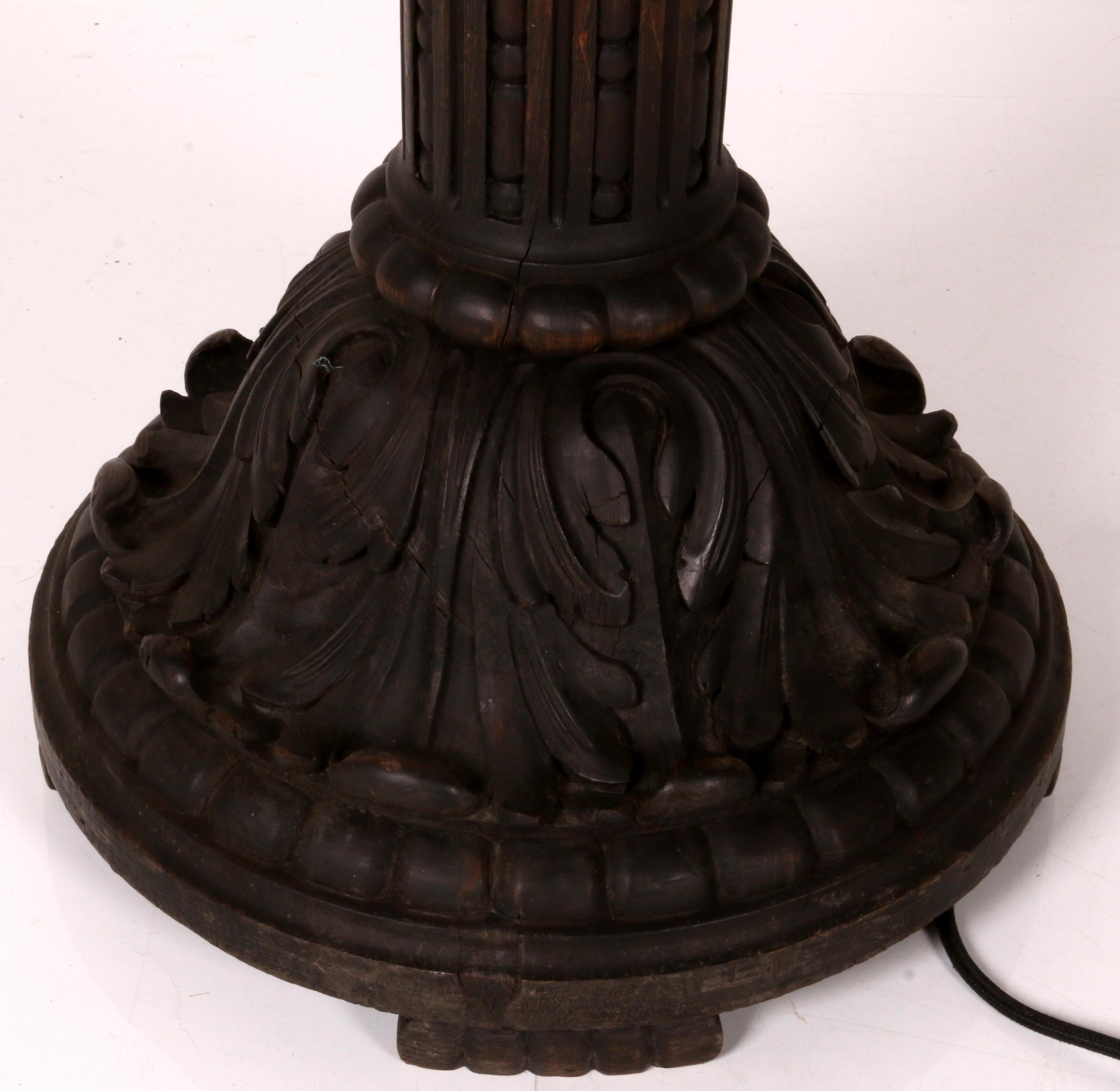 Soporte de lámpara de pie austriaco único y antiguo, tallado y torneado : madera maciza de roble en Bueno estado para la venta en Landshut, BY