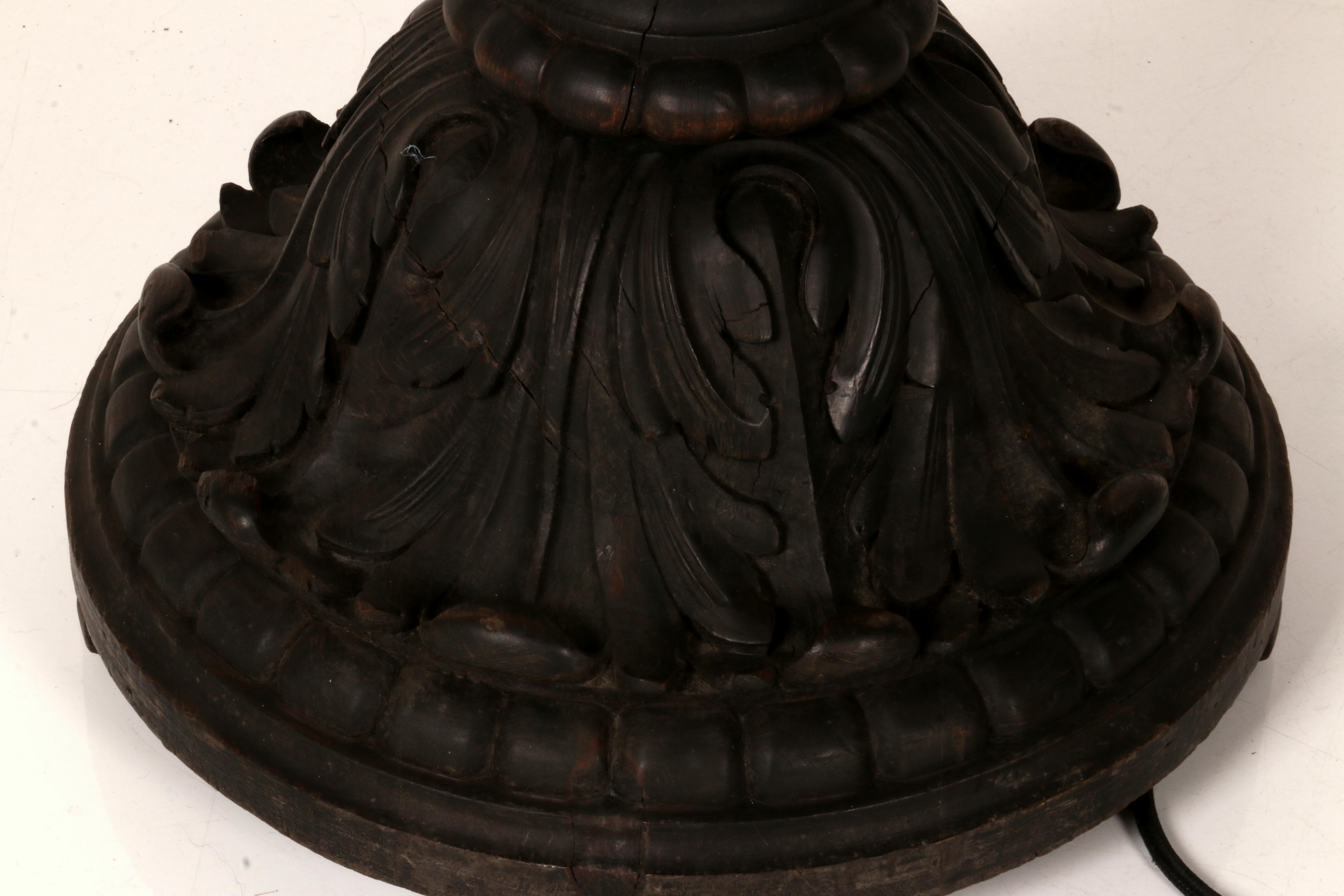 Soporte de lámpara de pie austriaco único y antiguo, tallado y torneado : madera maciza de roble Fines del siglo XIX en venta
