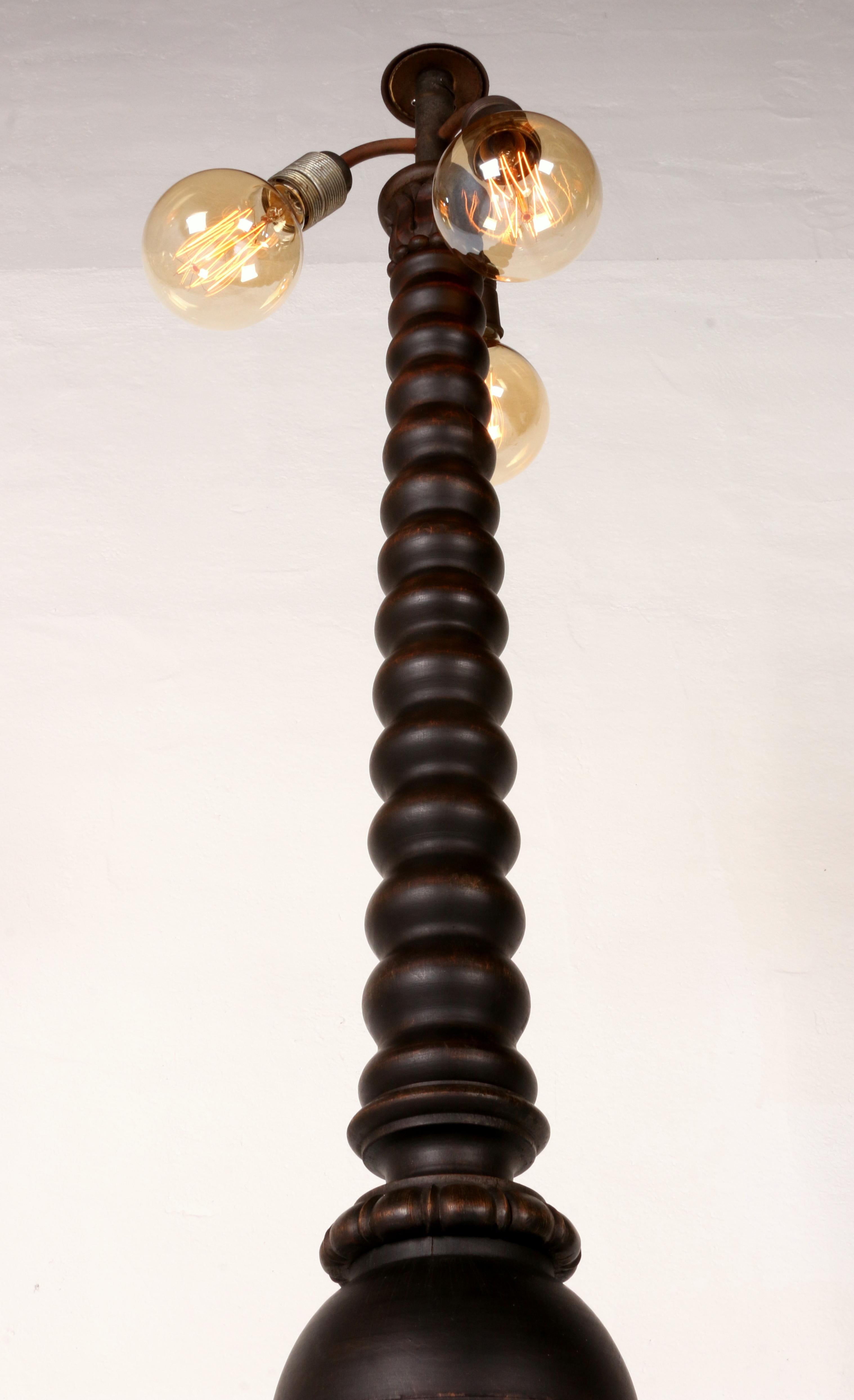 Soporte de lámpara de pie austriaco único y antiguo, tallado y torneado : madera maciza de roble Roble en venta