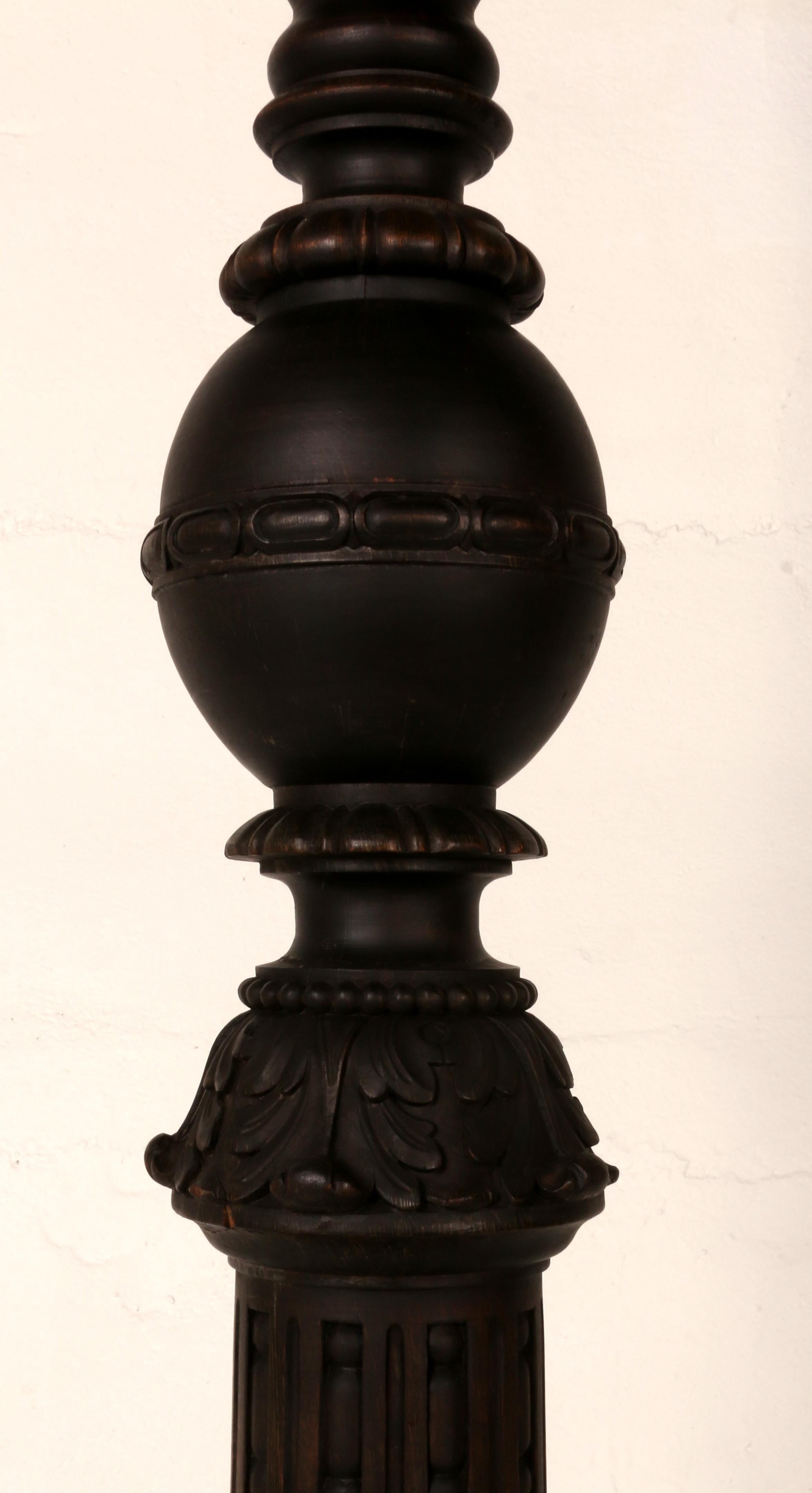 Soporte de lámpara de pie austriaco único y antiguo, tallado y torneado : madera maciza de roble en venta 1