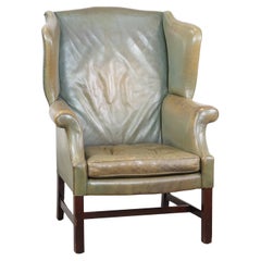 Fauteuil unique et de caractère en cuir de vachette vert avec une belle patine.