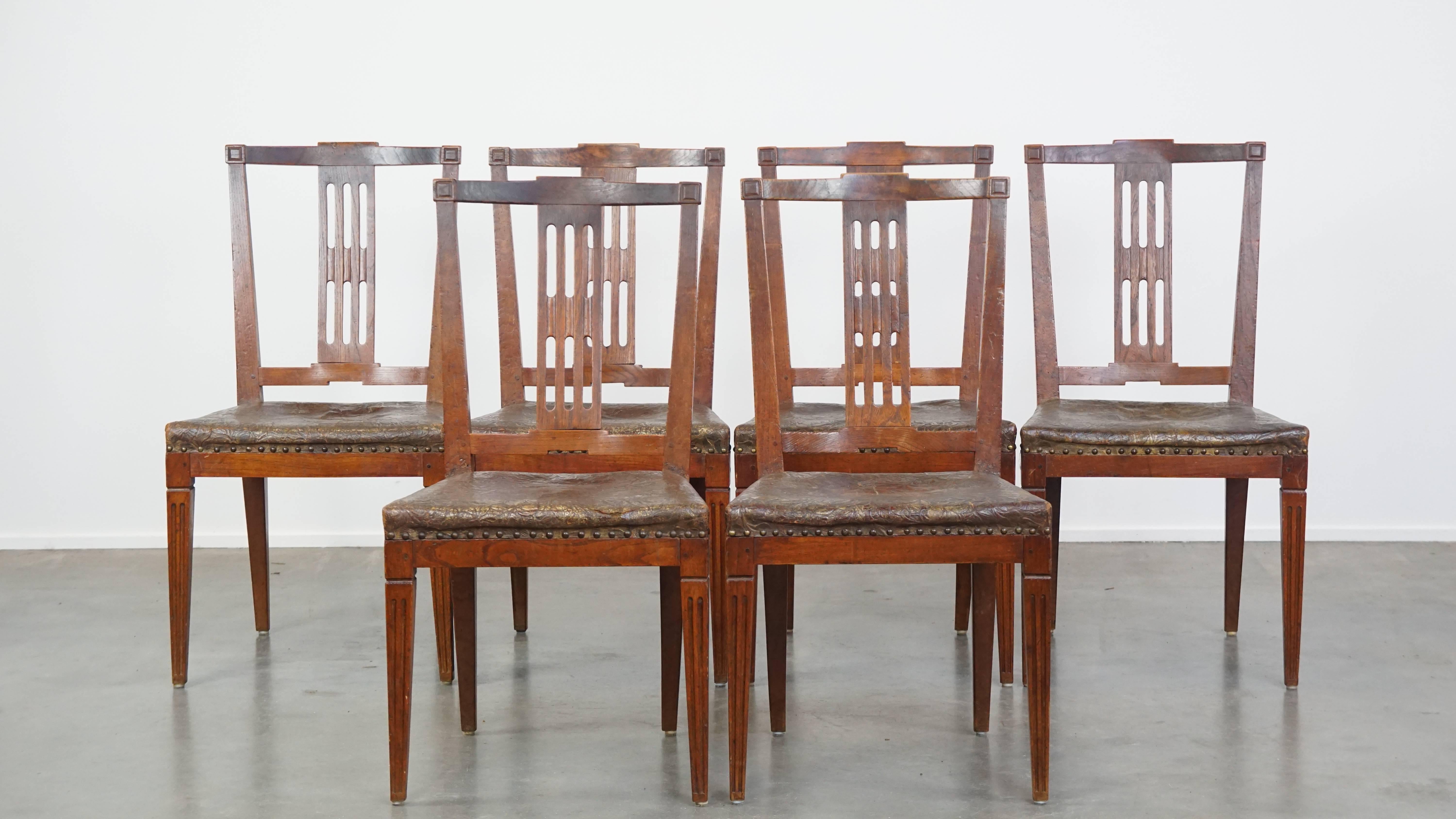 Cet ensemble de 6 fantastiques chaises de salle à manger hollandaises anciennes présente un caractère saisissant et constitue une véritable pièce d'apparat. Datant de la fin du XVIIIe siècle ou du début du XIXe siècle, ces chaises ont conservé leur
