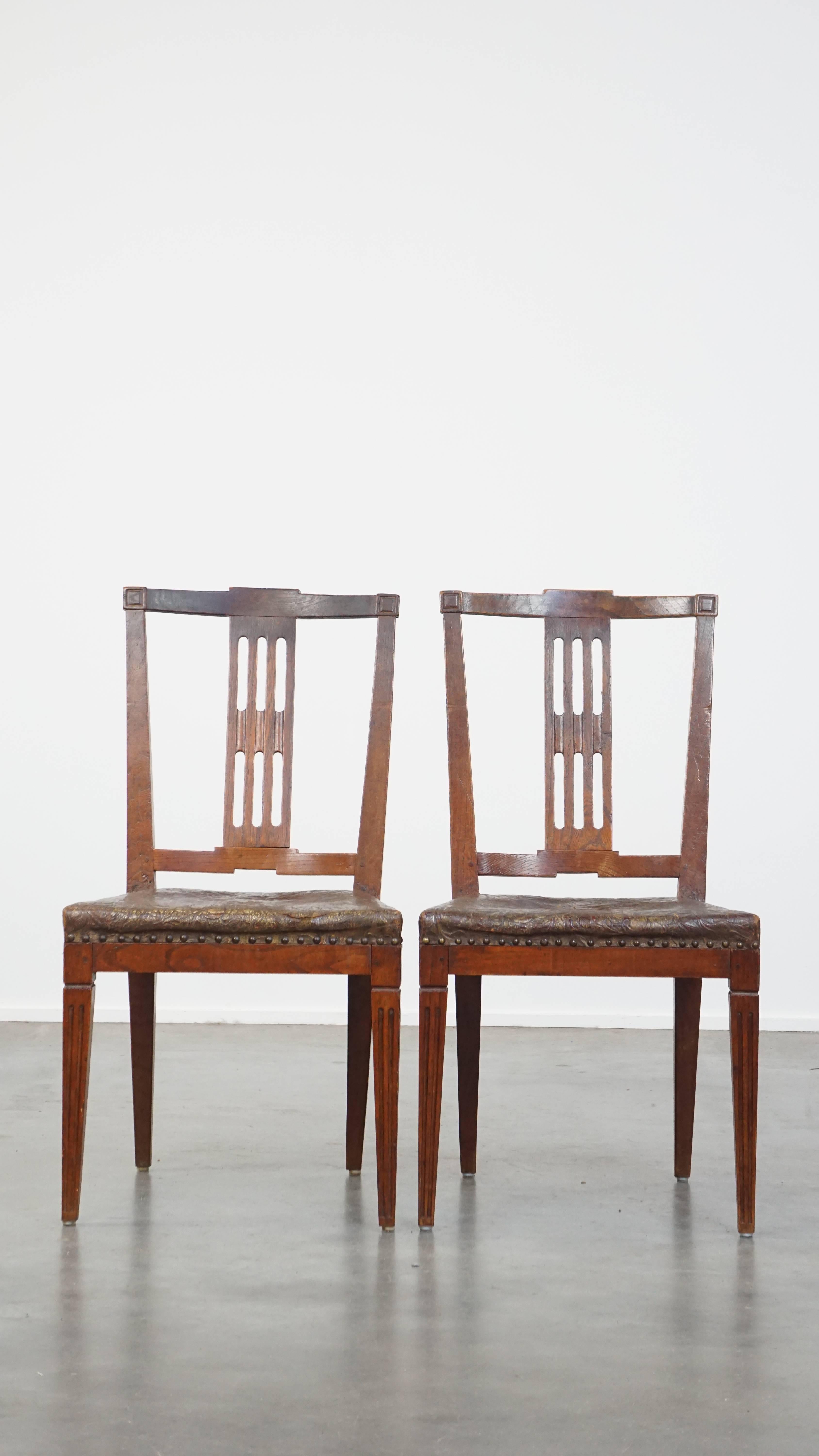 Romain classique Ensemble unique et caractéristique de 6 chaises de salle à manger originales en cuir néerlandais ancien en vente