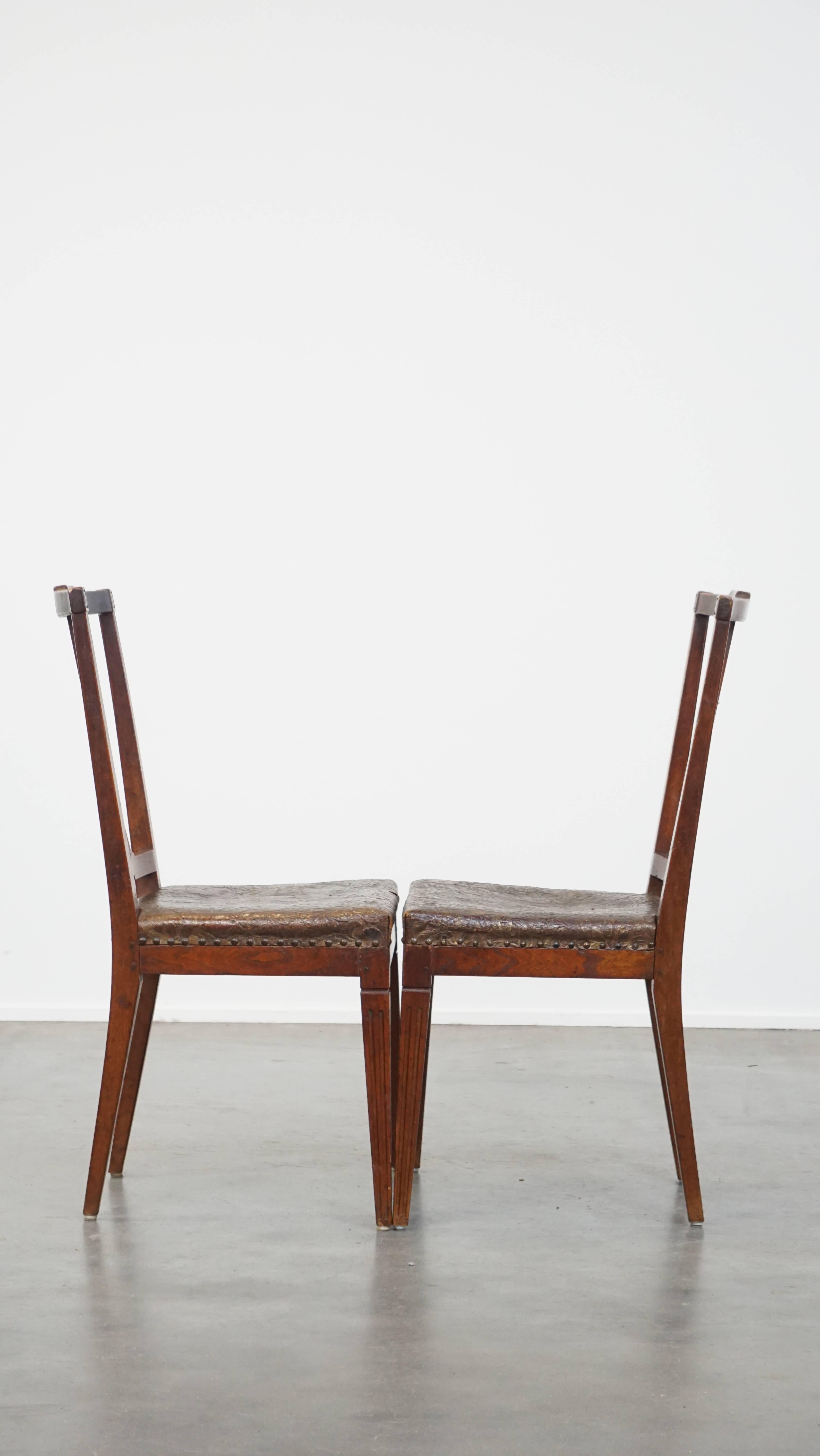 Fait main Ensemble unique et caractéristique de 6 chaises de salle à manger originales en cuir néerlandais ancien en vente