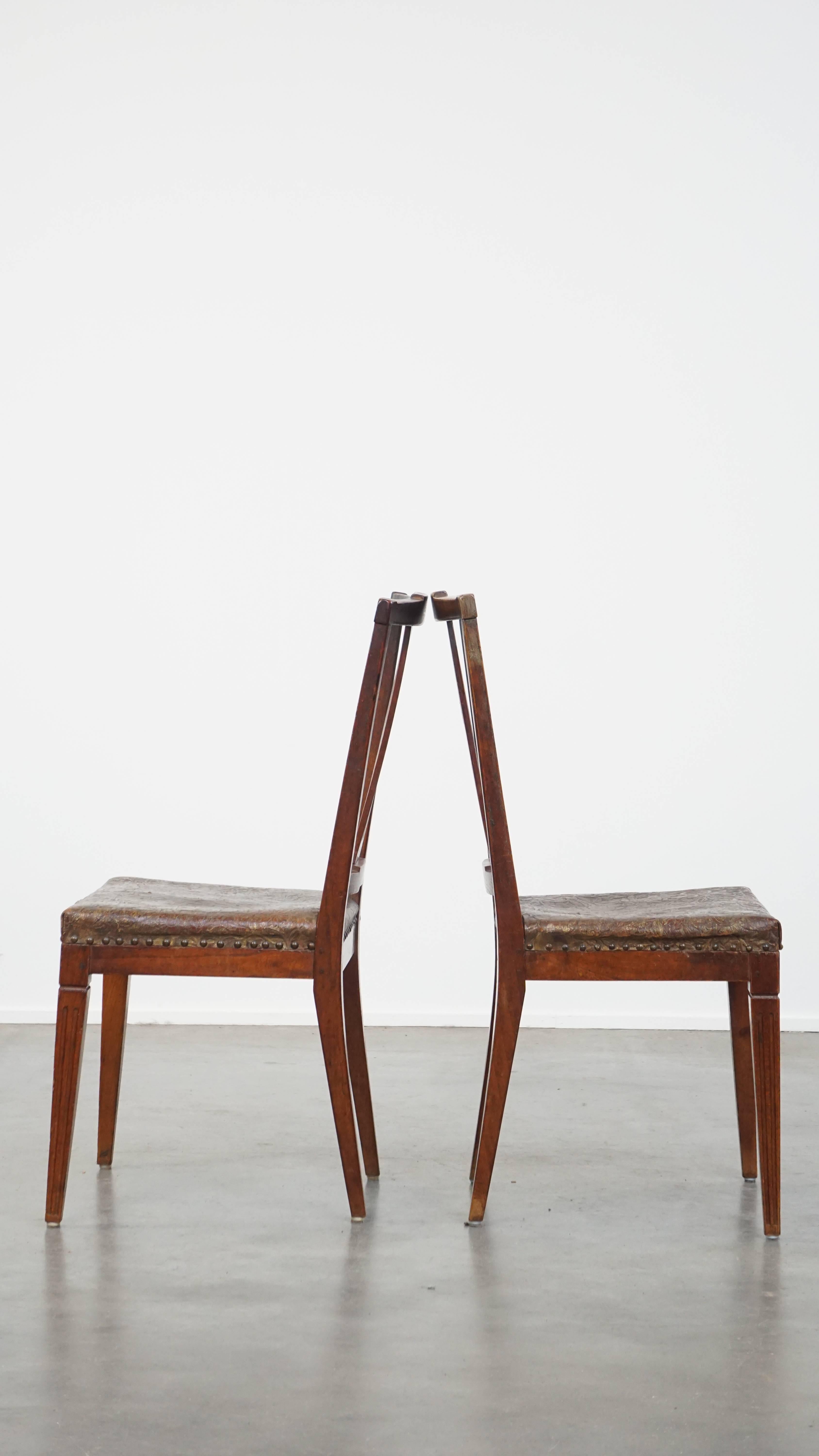 XVIIIe siècle Ensemble unique et caractéristique de 6 chaises de salle à manger originales en cuir néerlandais ancien en vente