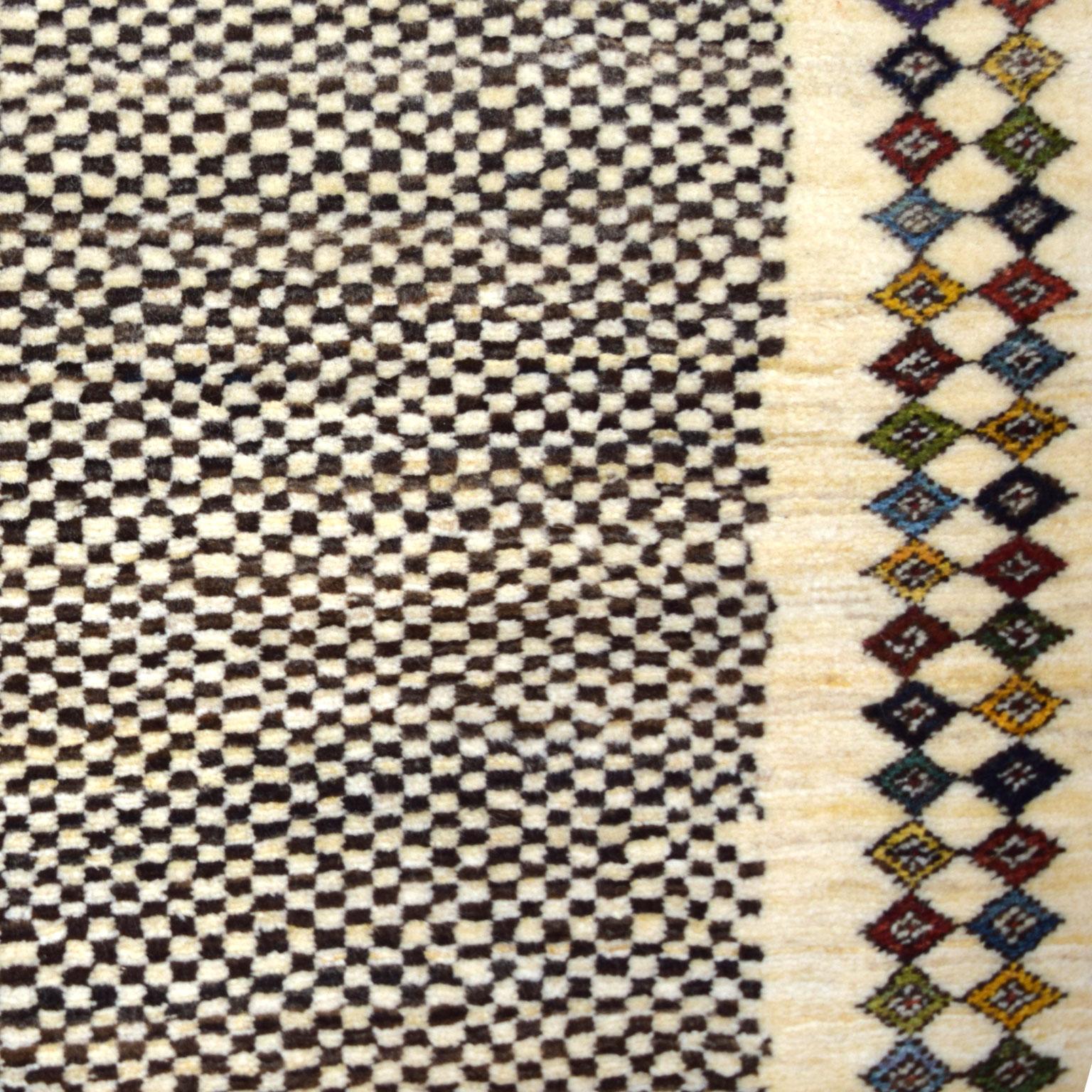 Persischer Gabbeh Stammeskunstteppich, neutral-geometrisch, Wolle, 3' x 4' (21. Jahrhundert und zeitgenössisch) im Angebot