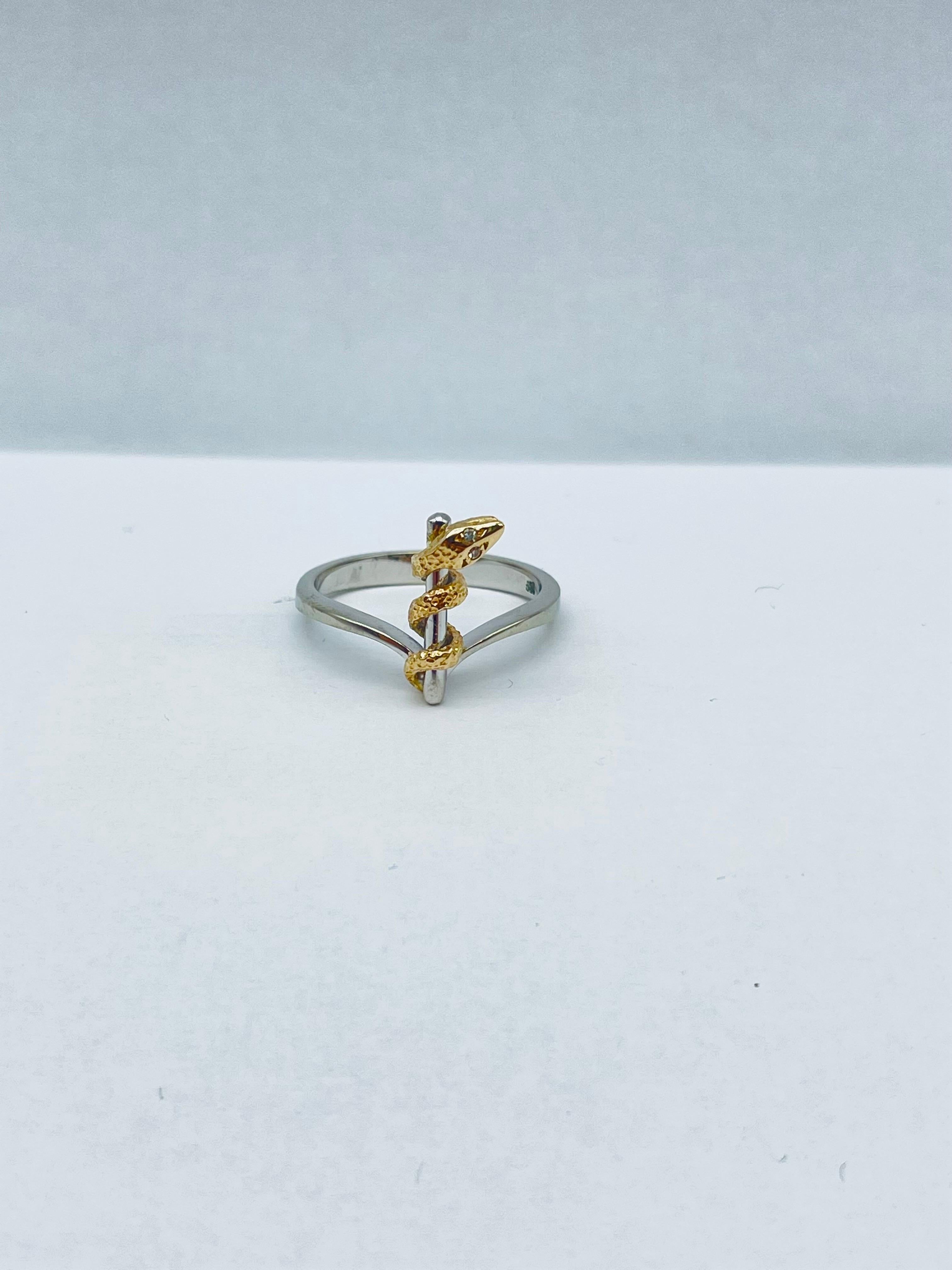 Unique and Elegant Snake Bicolor Ring with Diamond Eyes White/Yellow Gold 14k For Sale 1
