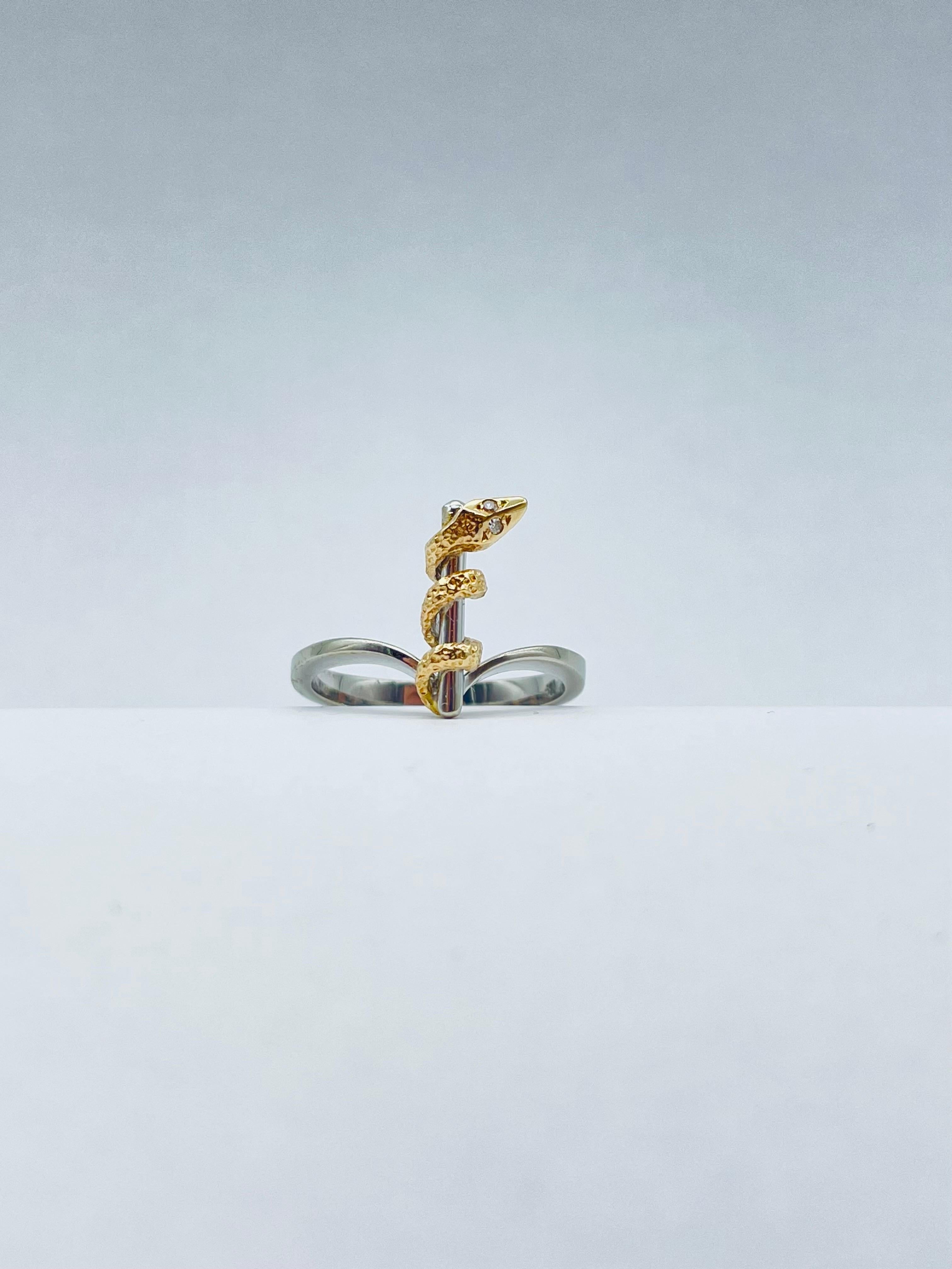 Unique and Elegant Snake Bicolor Ring with Diamond Eyes White/Yellow Gold 14k For Sale 2