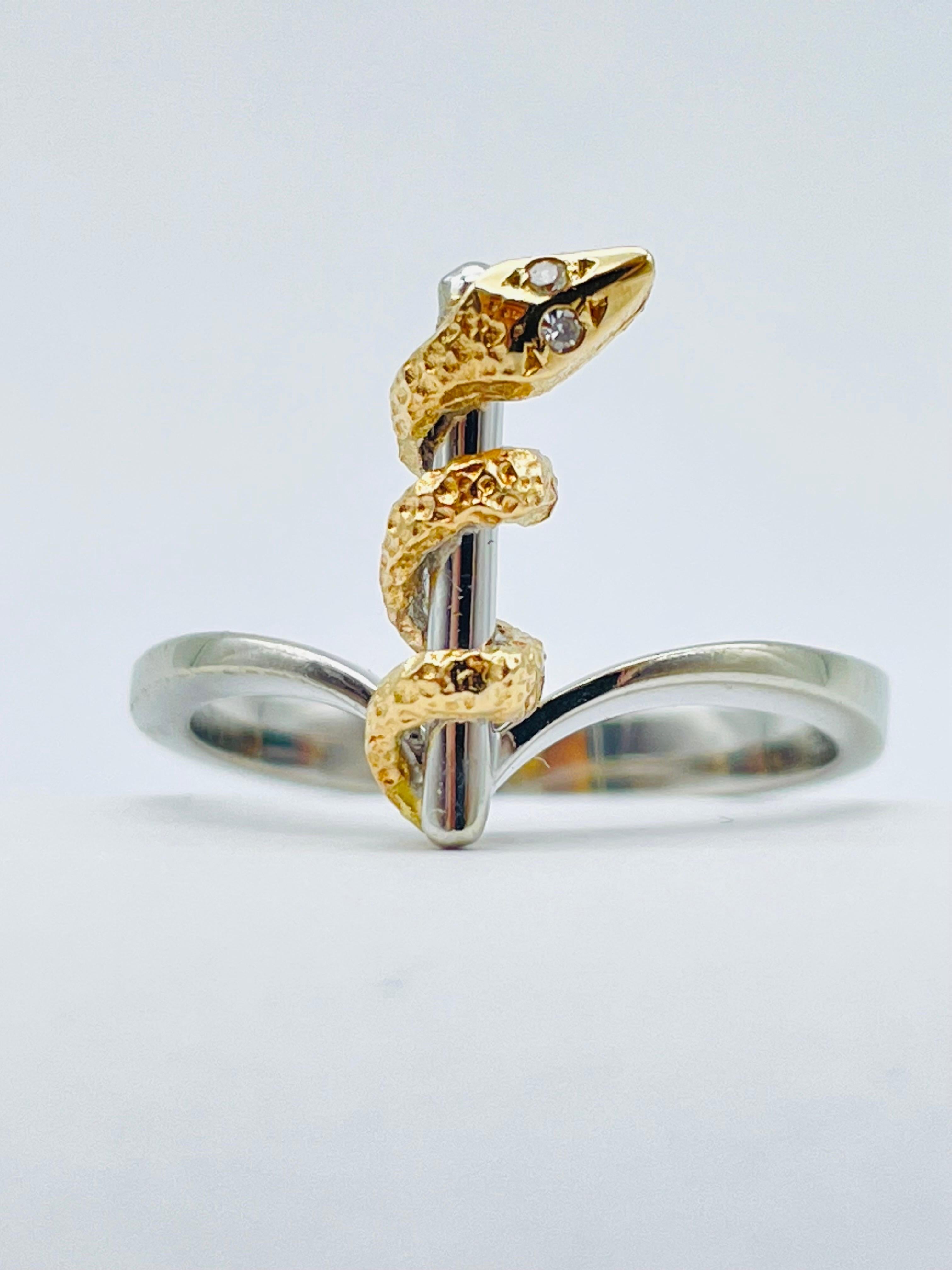 Brilliant Cut Unique and Elegant Snake Bicolor Ring with Diamond Eyes White/Yellow Gold 14k For Sale