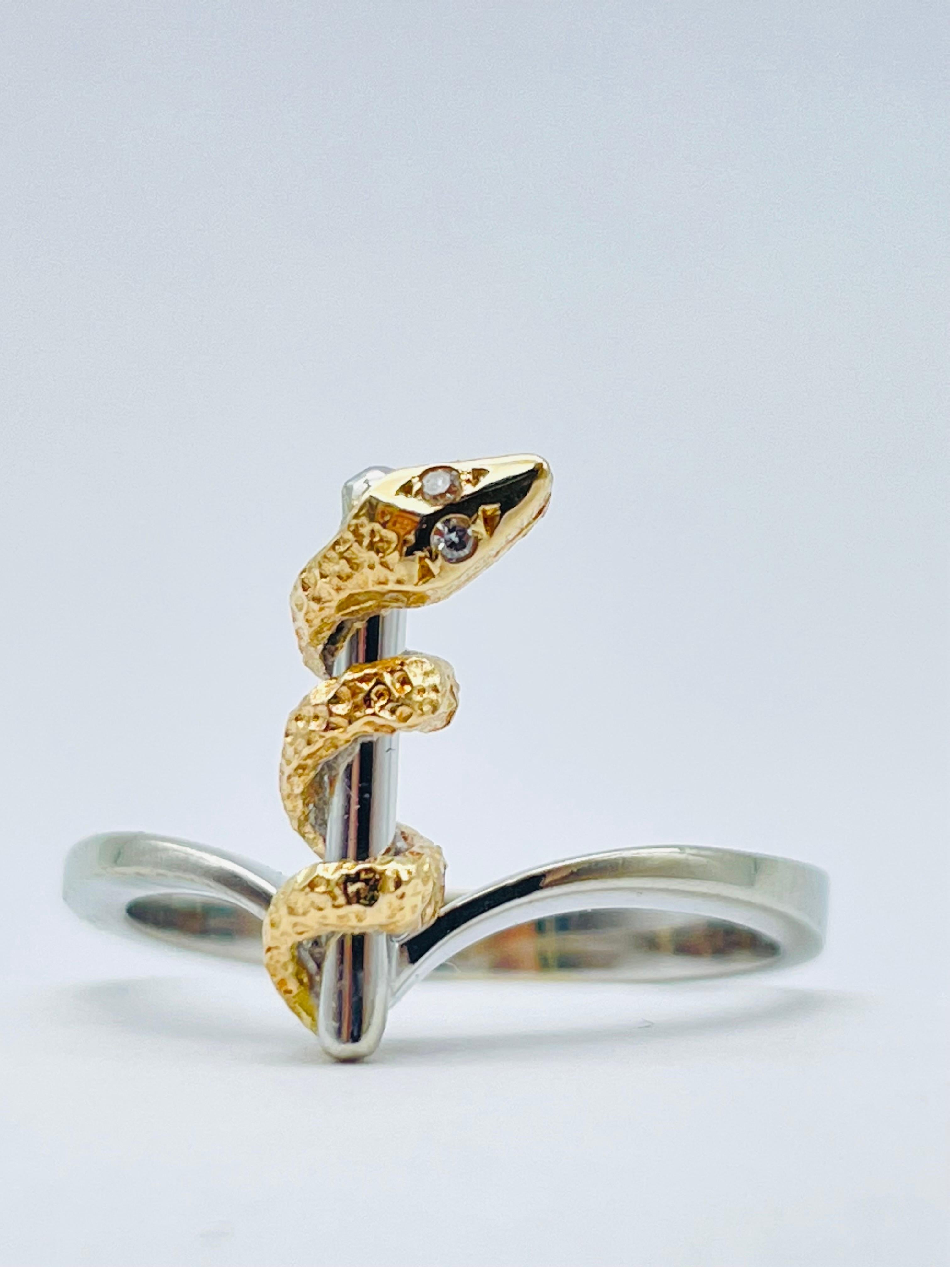 Unique and Elegant Snake Bicolor Ring with Diamond Eyes White/Yellow Gold 14k In Good Condition For Sale In Berlin, BE