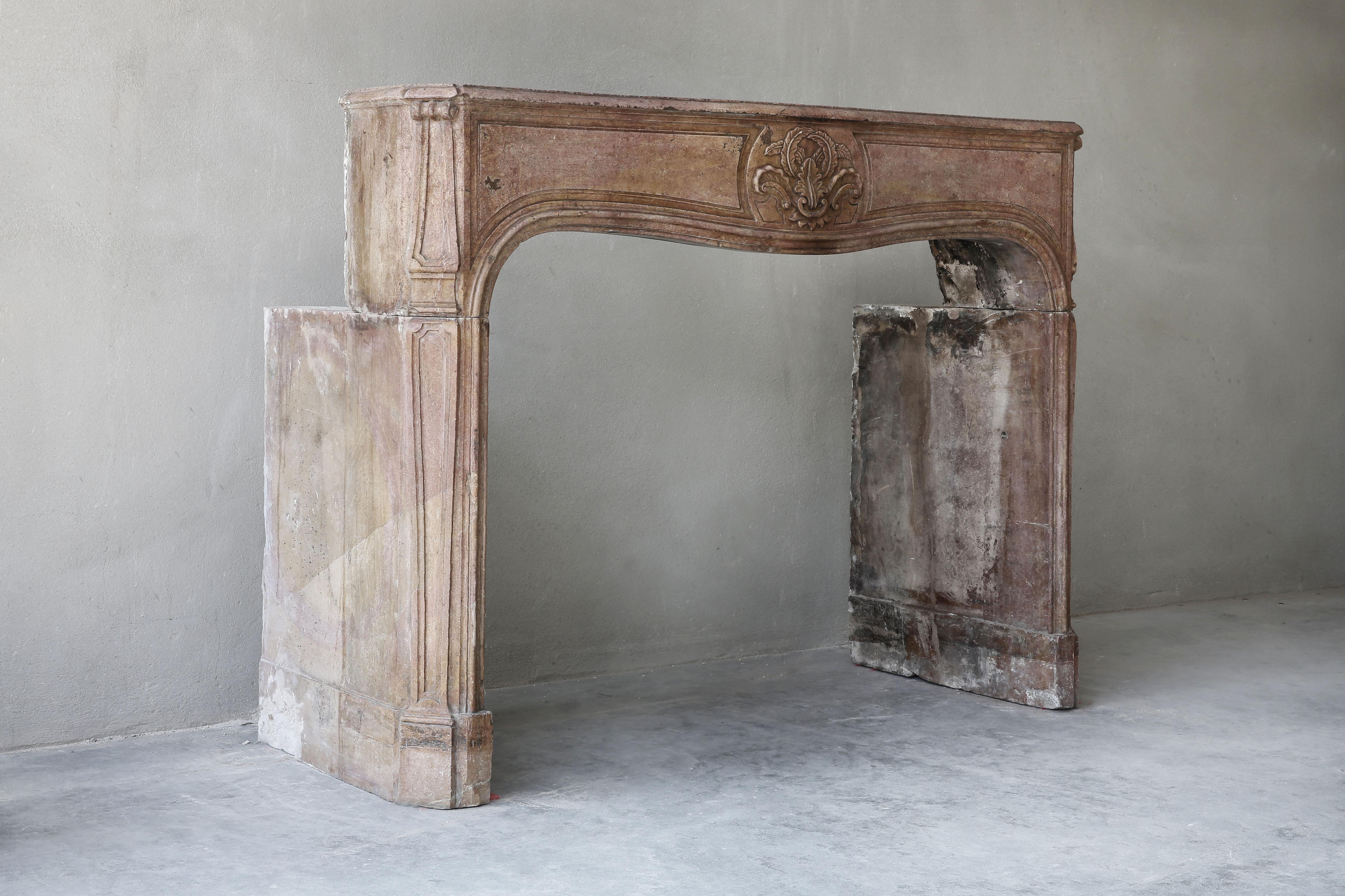 This special antique fireplace dates back to the 18th century and is in the style of Louis XV. A unique look, because there is only one of it. The warm color scheme of two colors is also called bicolor! A special kind of stone that is exclusive and