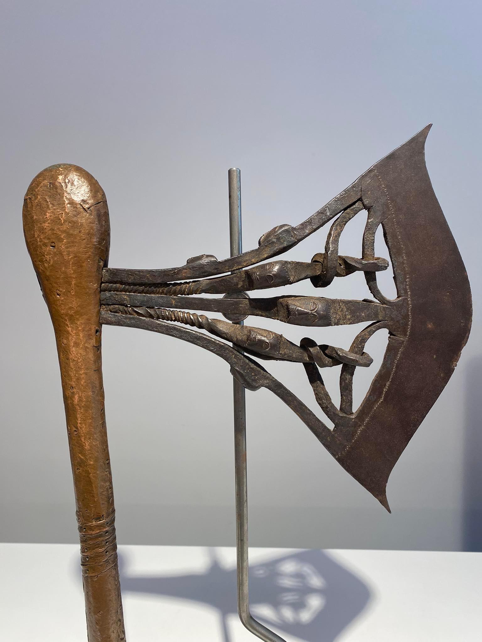 Galería ART Decoster Bélgica

Única y muy rara hacha kilonda ritual o ceremonial Songye Nsapo de la RD del Congo
De este tipo de hacha sólo se conocen unas pocas en colecciones porque 3 cabezas de las 9 máscaras de hierro se encuentran en el