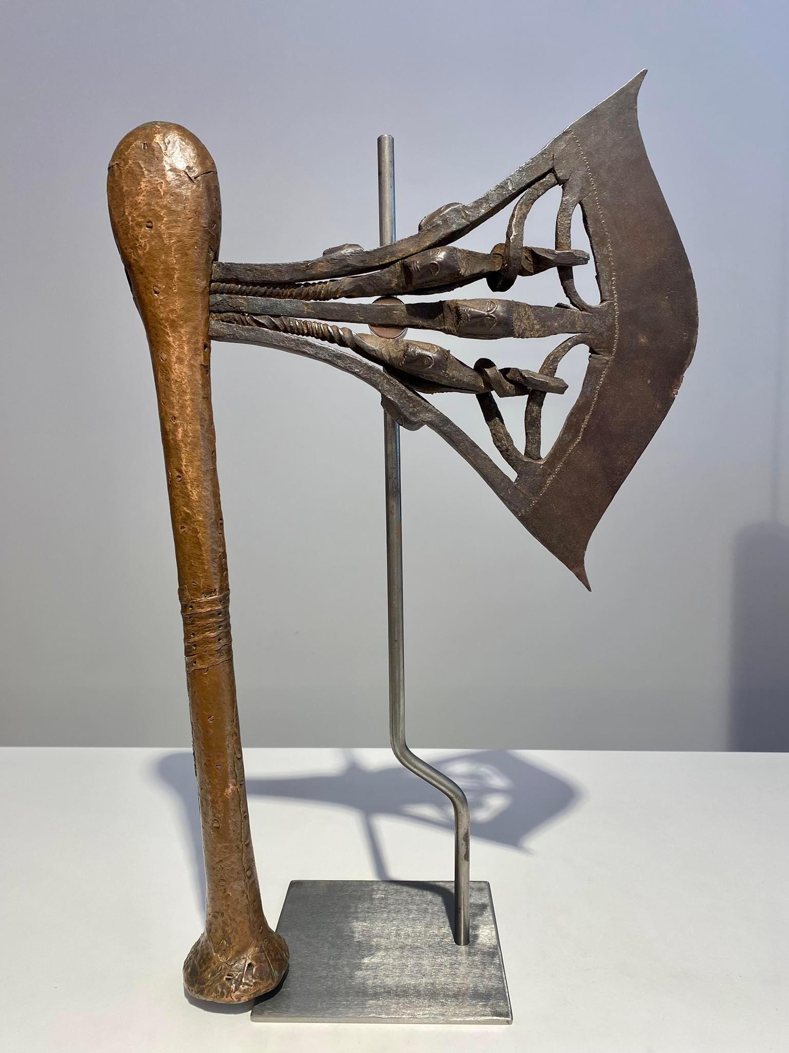 Hacha kilonda ritual o ceremonial Songye Nsapo, única y extremadamente rara RD del Congo Congoleño en venta