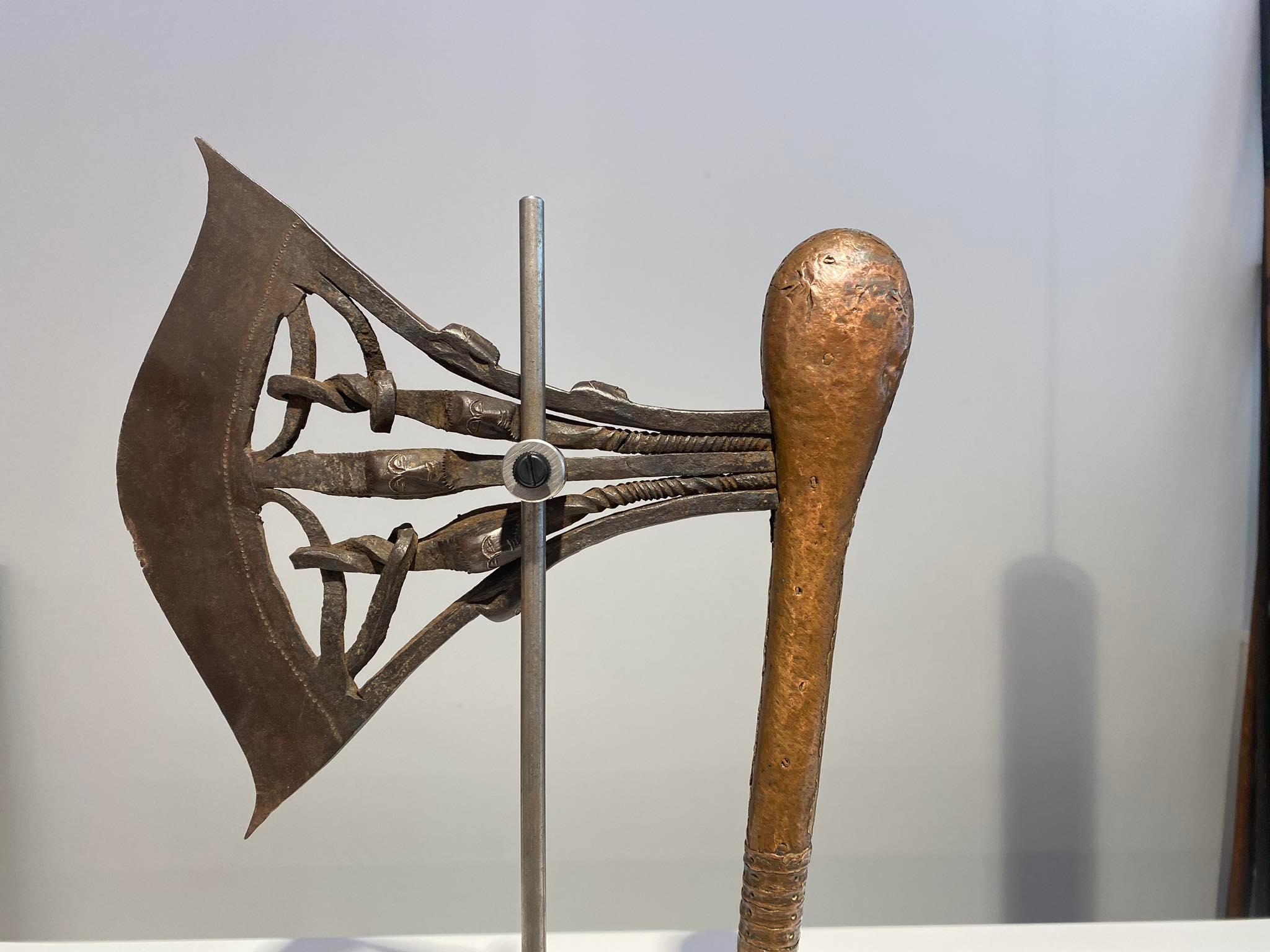 Hacha kilonda ritual o ceremonial Songye Nsapo, única y extremadamente rara RD del Congo siglo XIX en venta