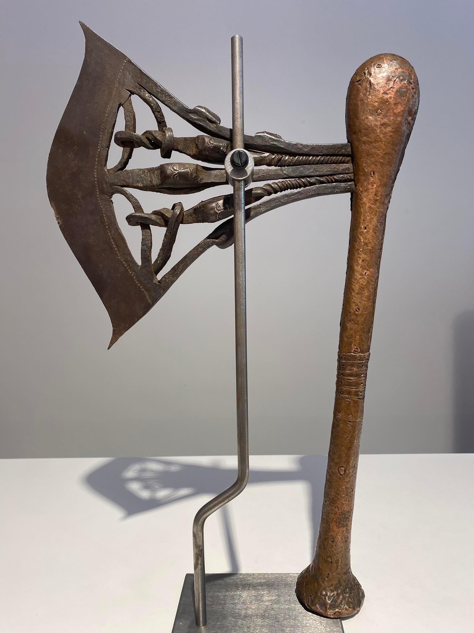 Hacha kilonda ritual o ceremonial Songye Nsapo, única y extremadamente rara RD del Congo Cobre en venta