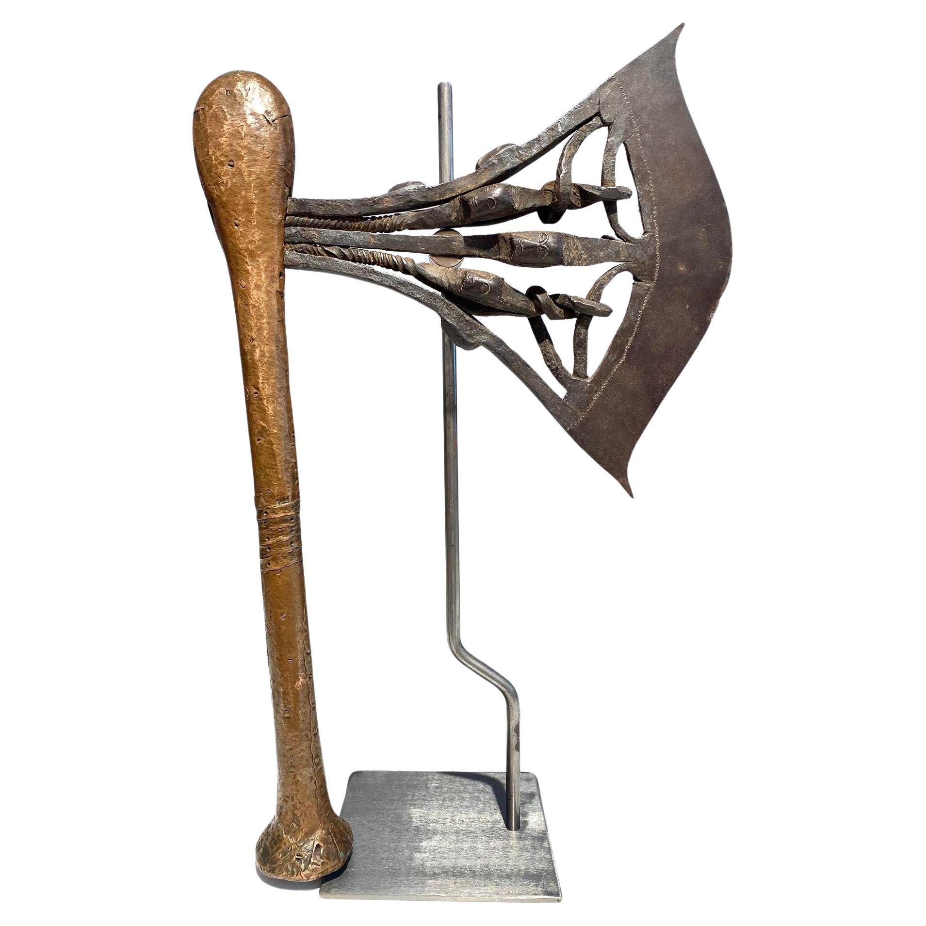 Hacha kilonda ritual o ceremonial Songye Nsapo, única y extremadamente rara RD del Congo en venta