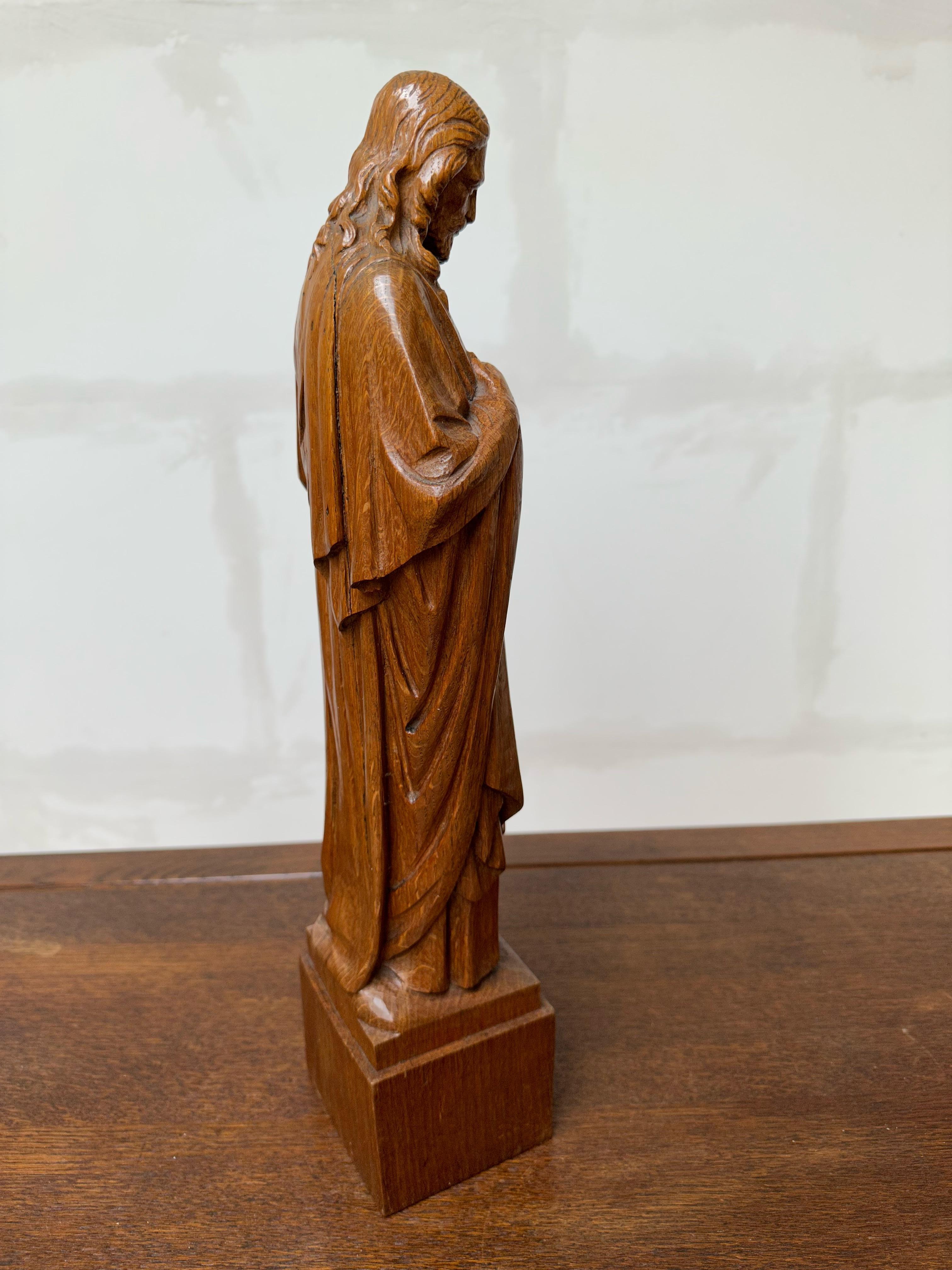 Einzigartige und handgeschnitzte Tiger-Eiche-Skulptur, Heiliges Herz Christi, frühe 1900er Jahre im Zustand „Gut“ im Angebot in Lisse, NL