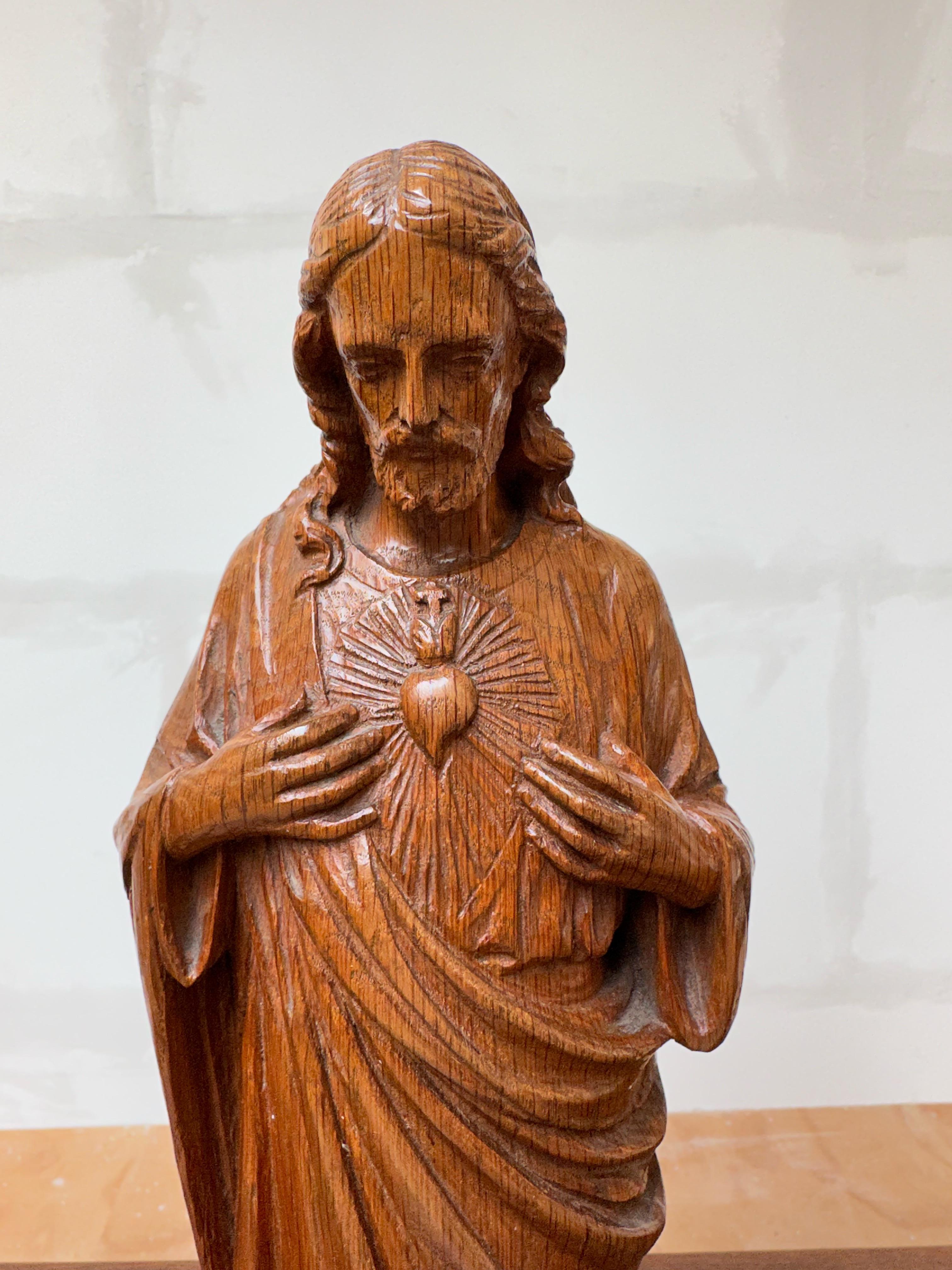 Einzigartige und handgeschnitzte Tiger-Eiche-Skulptur, Heiliges Herz Christi, frühe 1900er Jahre (20. Jahrhundert) im Angebot