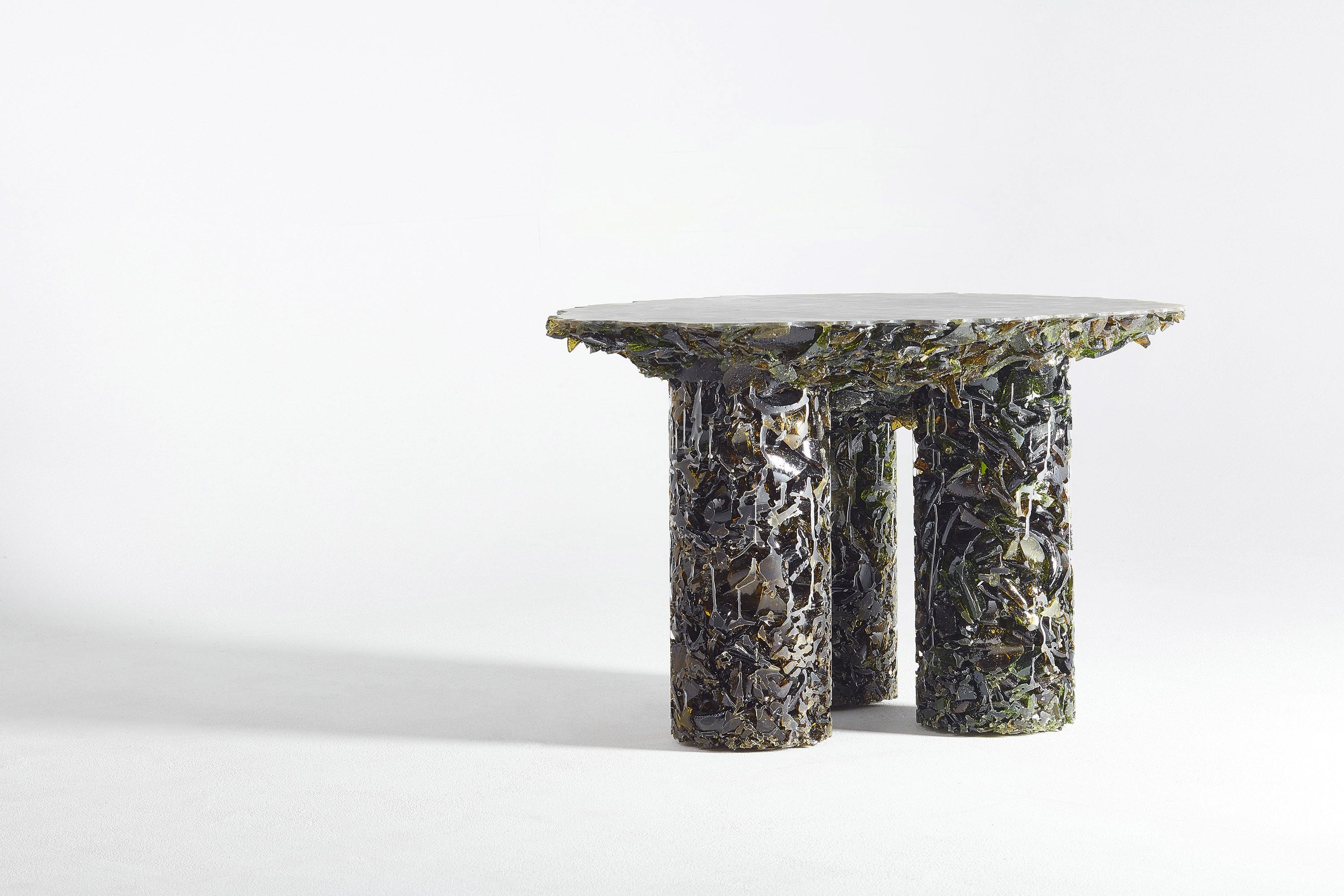 
Table d'appoint sculpturale unique et fabriquée à la main à partir de verre de bouteille de vin écrasé et compacté avec de la résine. Collectional design by worldwide known design studio Aparentment from Barcelona. 
Produite et développée pour la