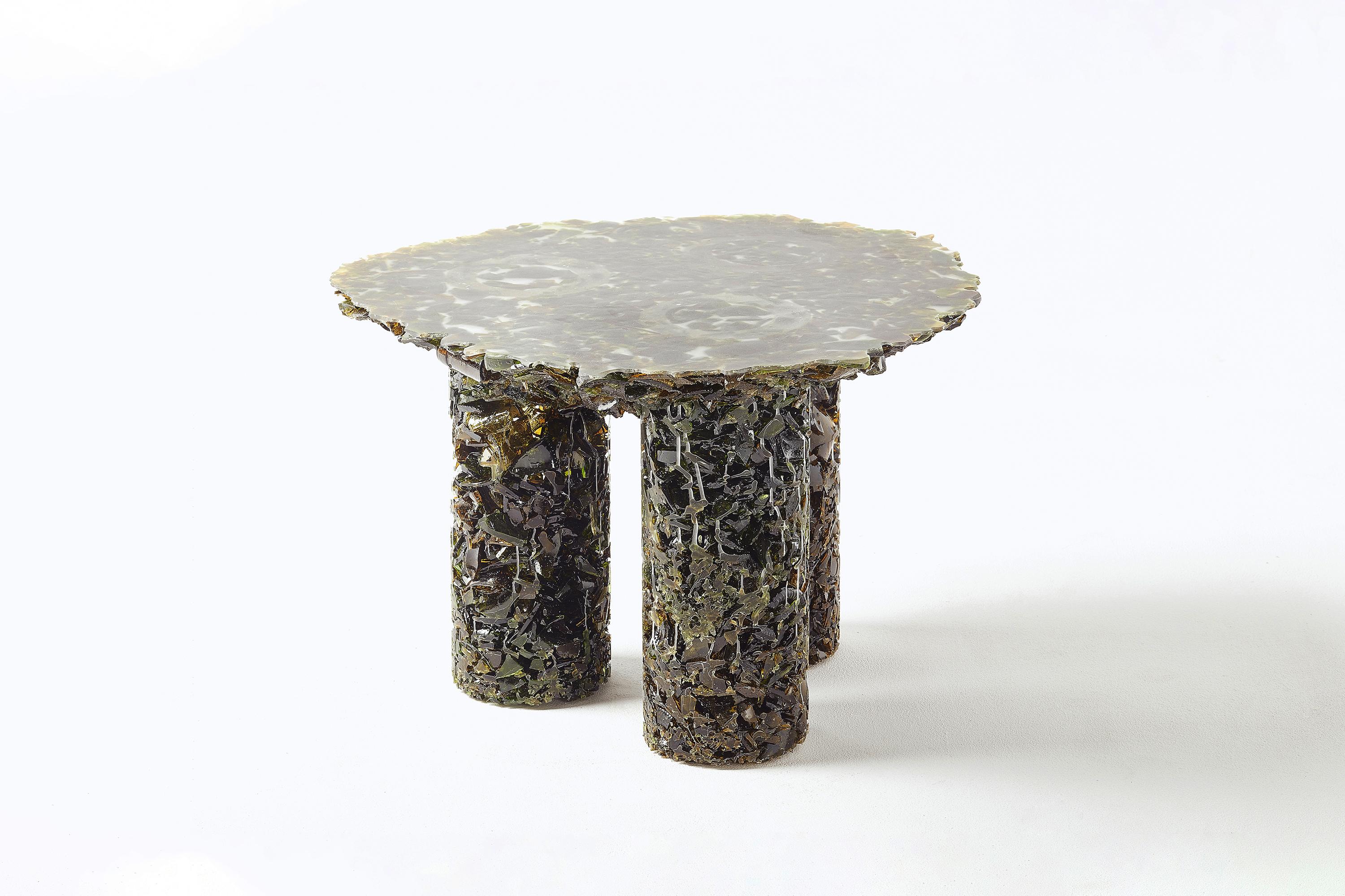 Espagnol Table d'appoint verte unique de collection et fabriquée à la main avec du verre de bouteille de vin pilé en vente