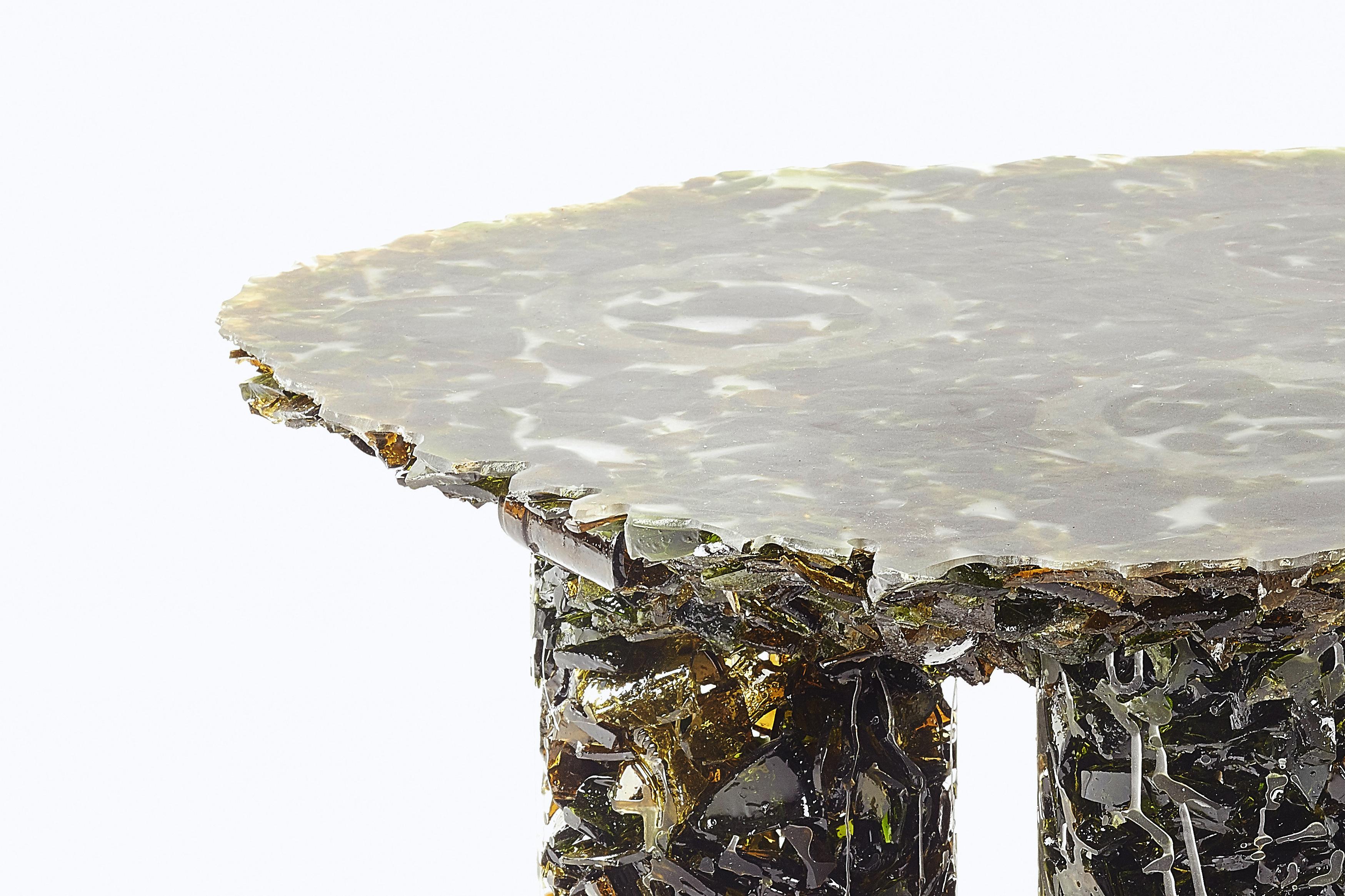 Verre Table d'appoint verte unique de collection et fabriquée à la main avec du verre de bouteille de vin pilé en vente