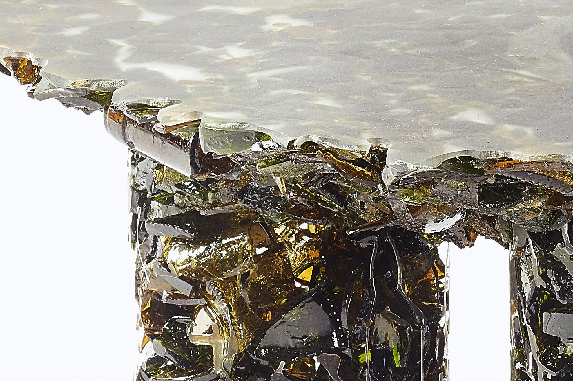 Table d'appoint verte unique de collection et fabriquée à la main avec du verre de bouteille de vin pilé en vente 1
