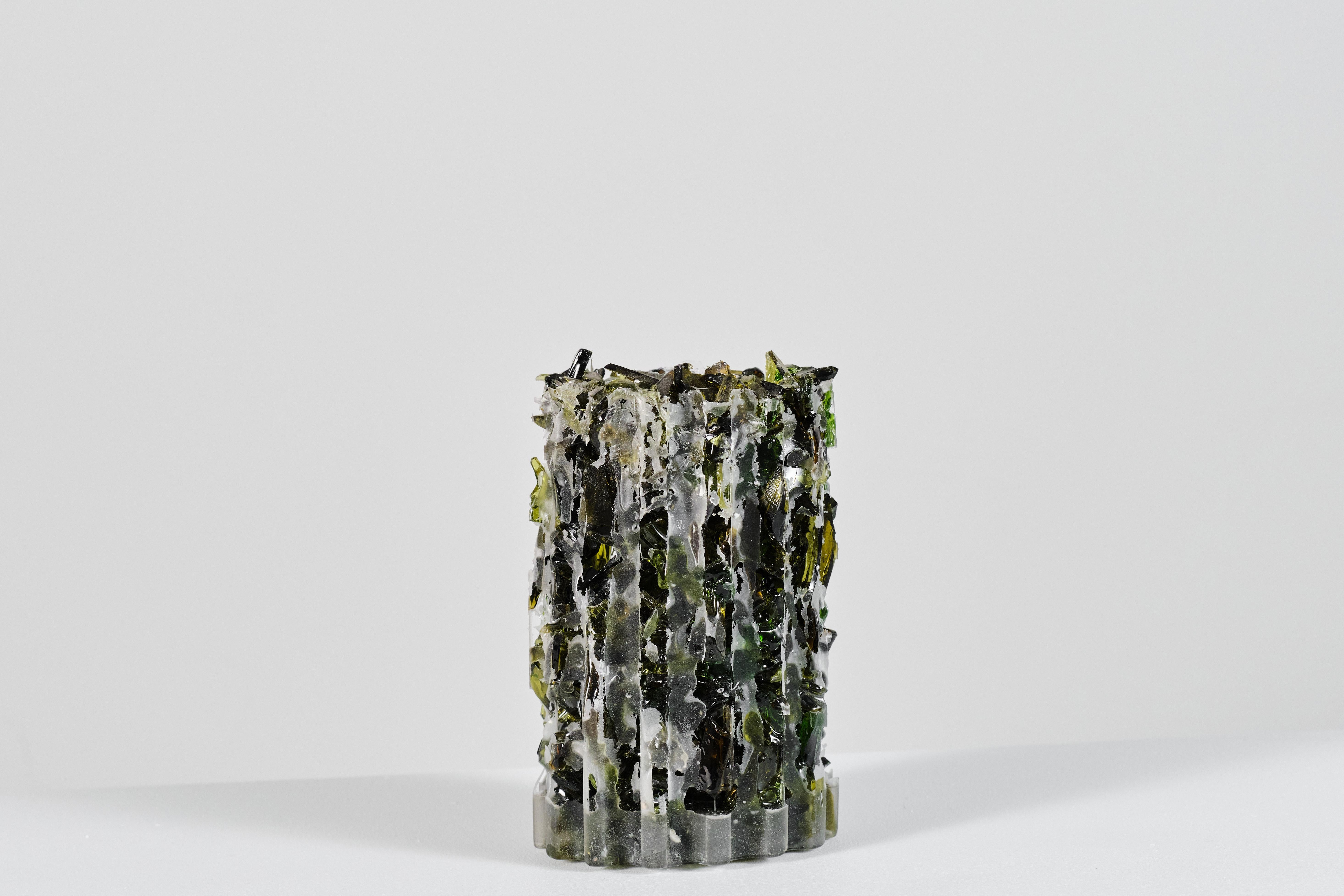 
Vaso scultoreo unico e fatto a mano, realizzato con vetro di bottiglia schiacciato e compattato con resina. Design da collezione dello studio Aparentment di Barcellona, conosciuto in tutto il mondo. 
Prodotta e sviluppata per la Biennale di
