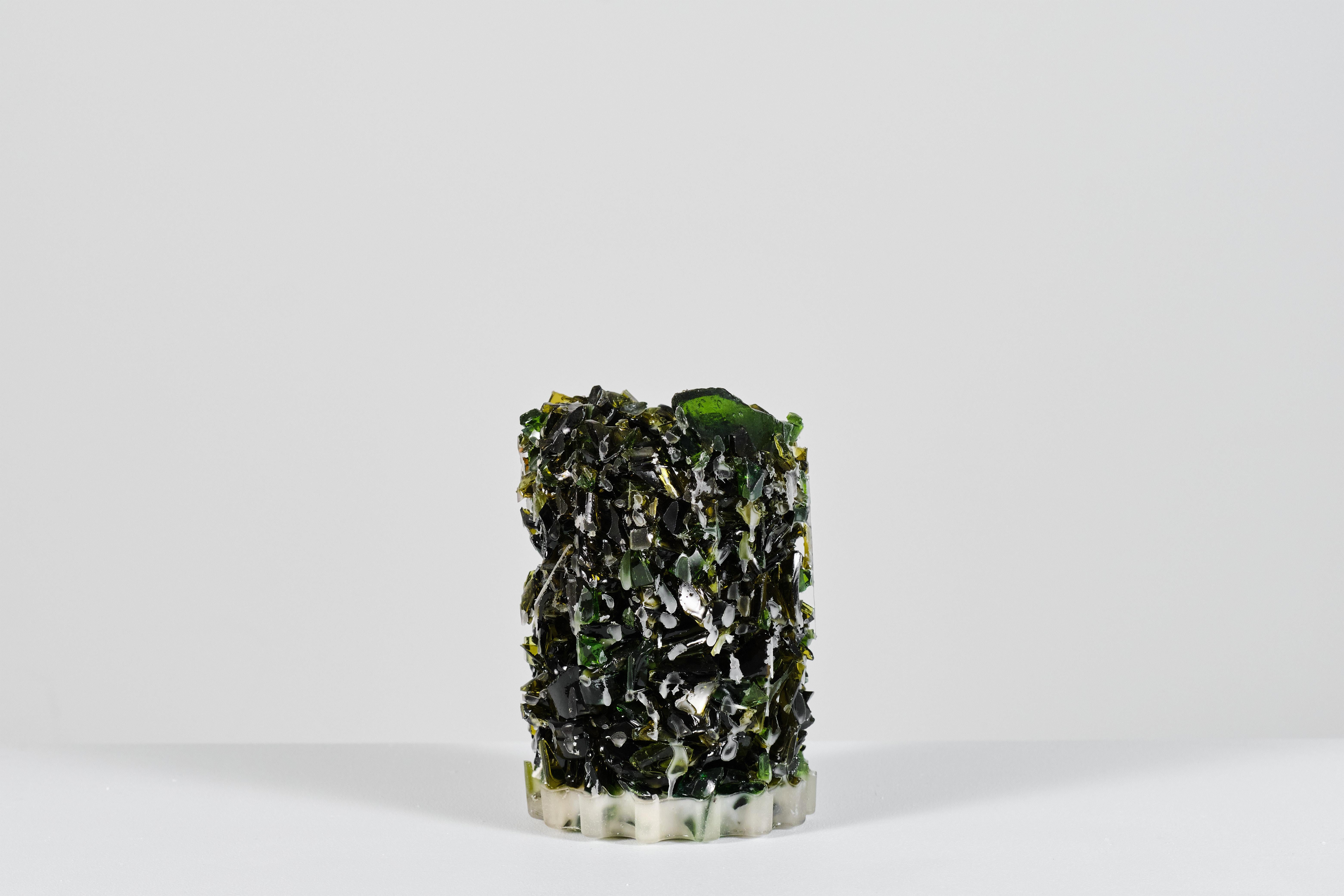 
Jarrón escultórico único y hecho a mano con vidrio de botella de vino triturado y compactado con resina. Diseño coleccionable del mundialmente conocido estudio de diseño Aparentment de Barcelona. 
Producida y desarrollada para la Bienal de