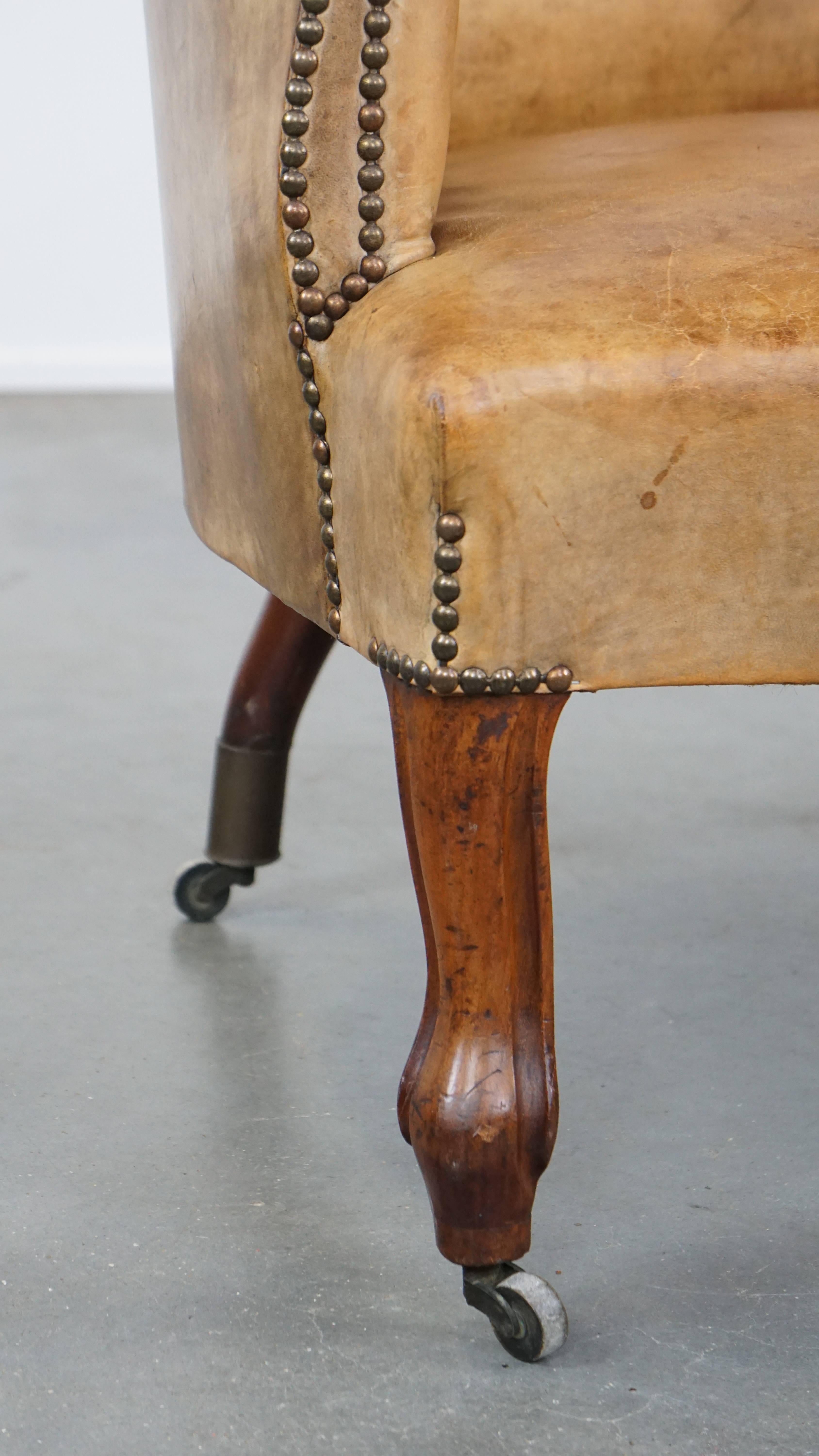 Fauteuil unique et très charmant en peau de mouton ancien sur roues en vente 4
