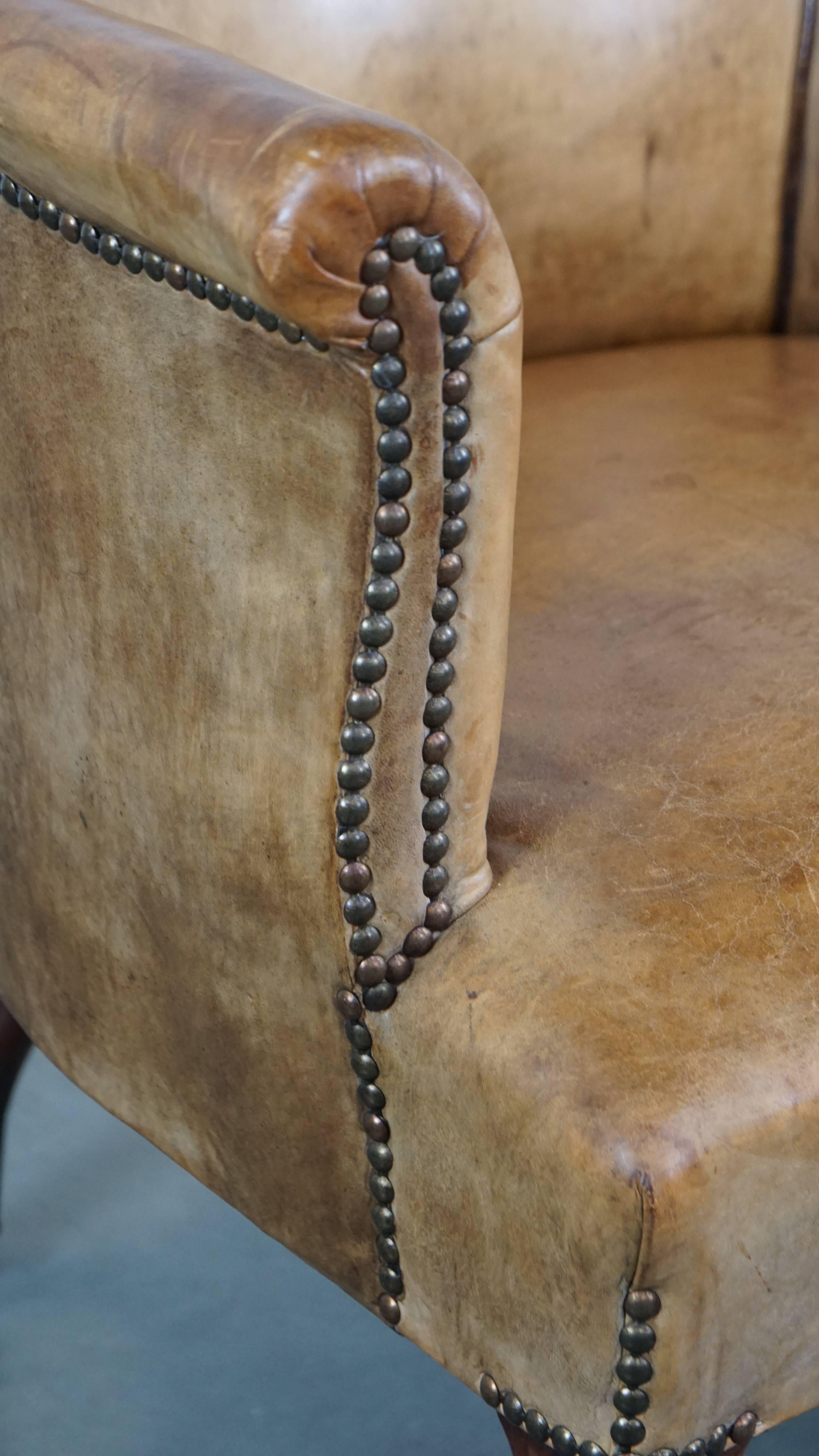 Fauteuil unique et très charmant en peau de mouton ancien sur roues en vente 5