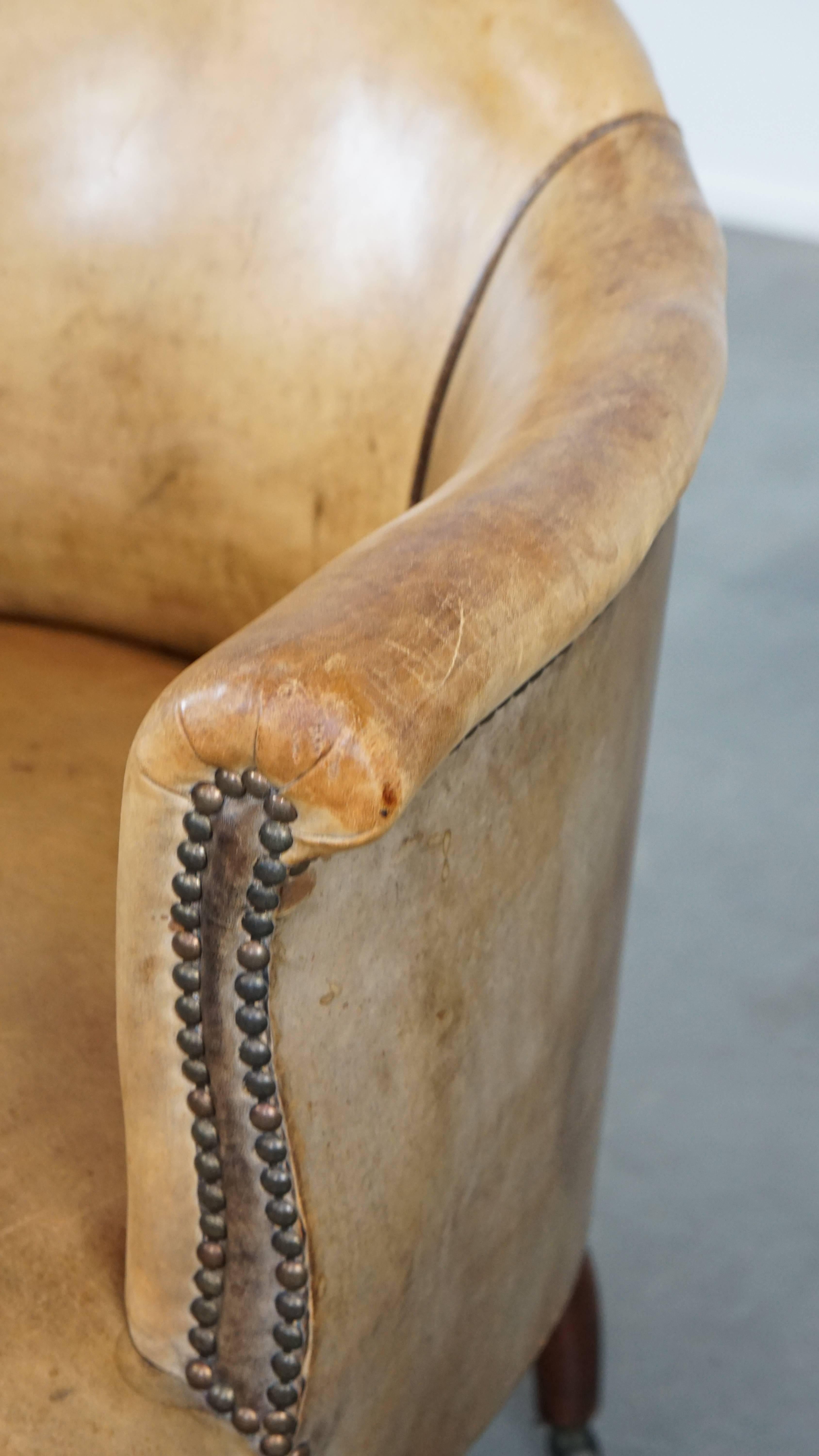 Fauteuil unique et très charmant en peau de mouton ancien sur roues en vente 6