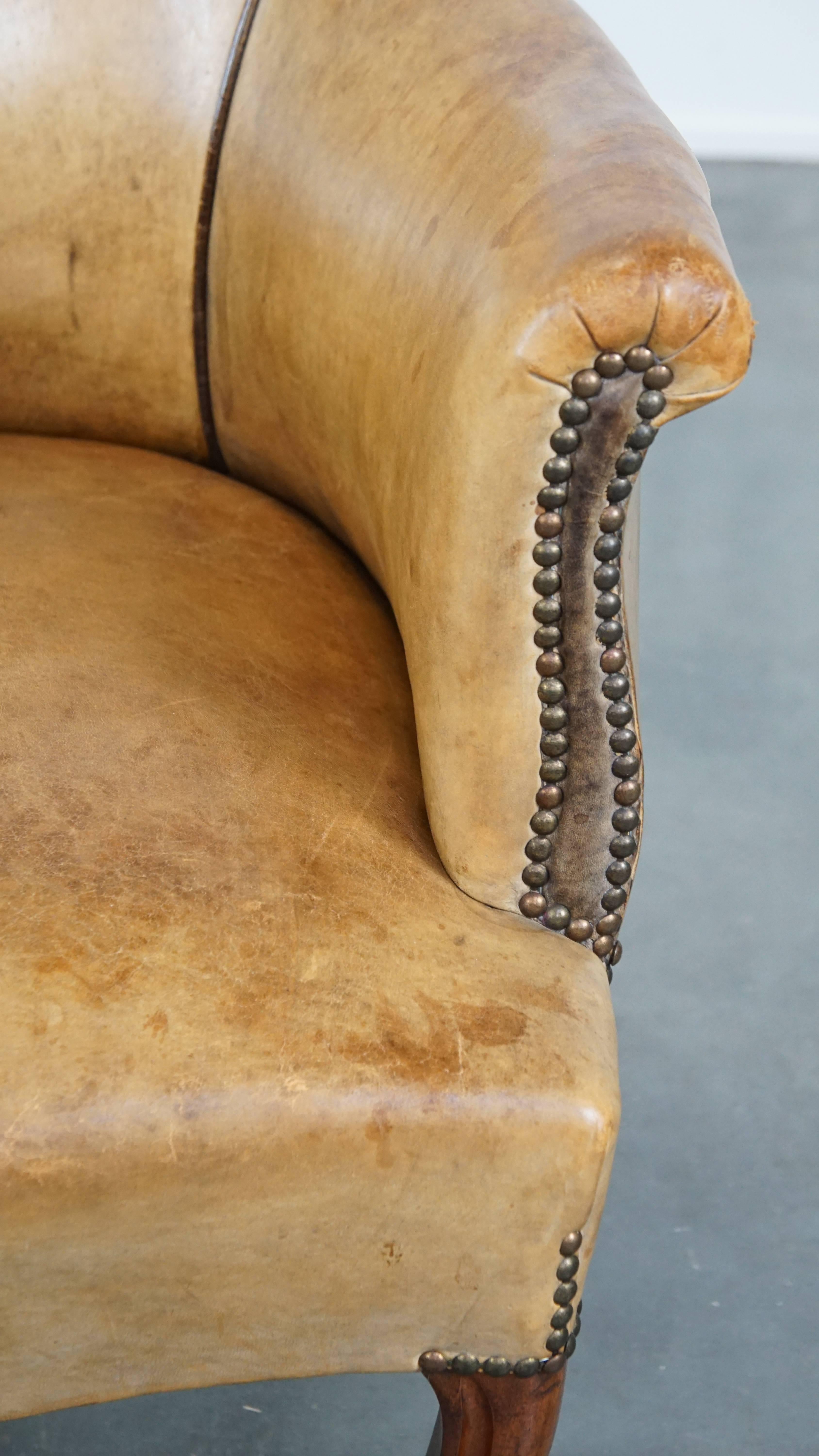 Fauteuil unique et très charmant en peau de mouton ancien sur roues en vente 7