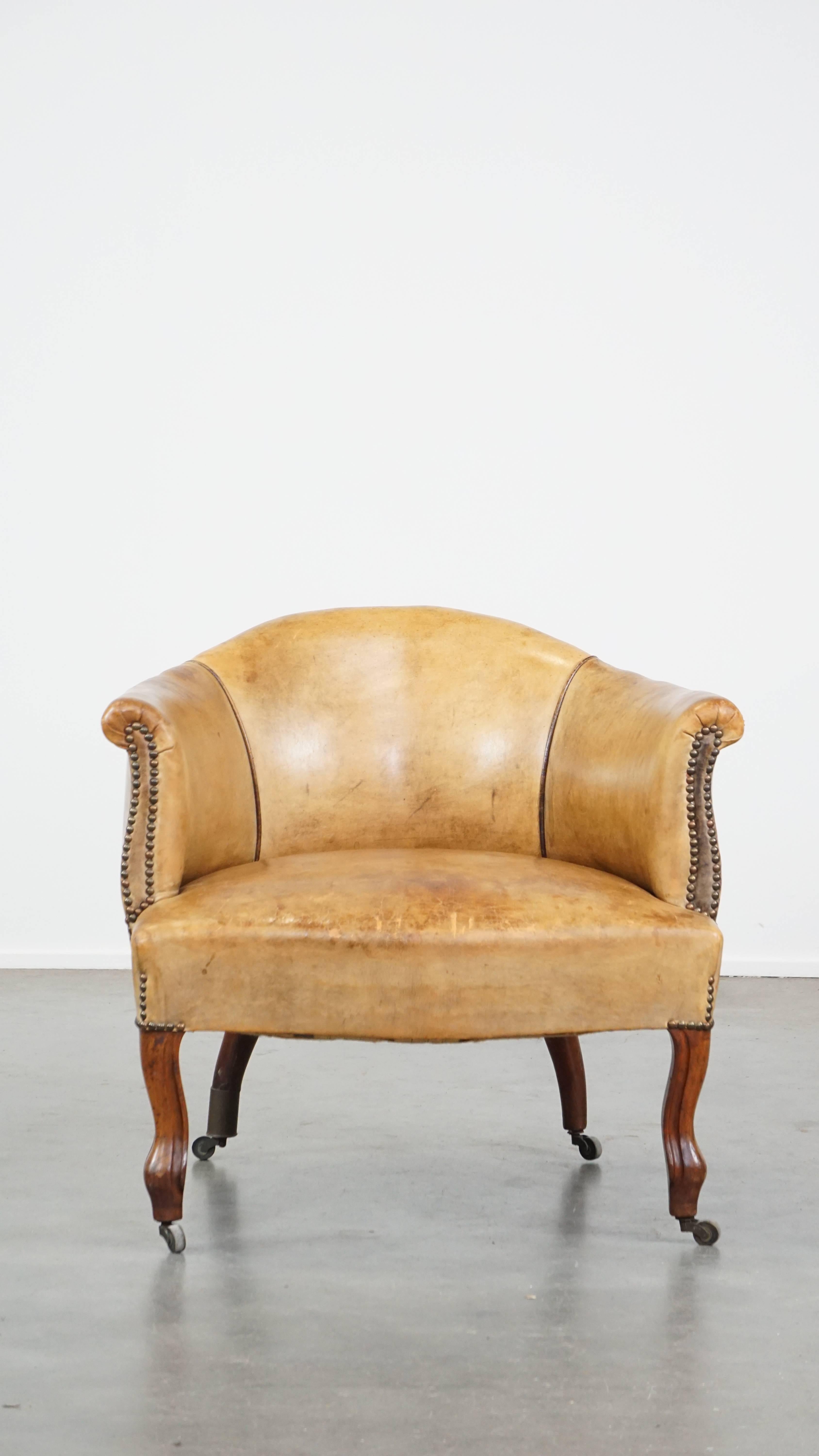 Ce subtil fauteuil club en peau de mouton ancienne est un véritable régal pour les yeux et, selon nous, il devrait être présent dans tous les intérieurs. Il est doté d'un coussin fixe et repose sur des roulettes, ce qui le rend facile à déplacer. En