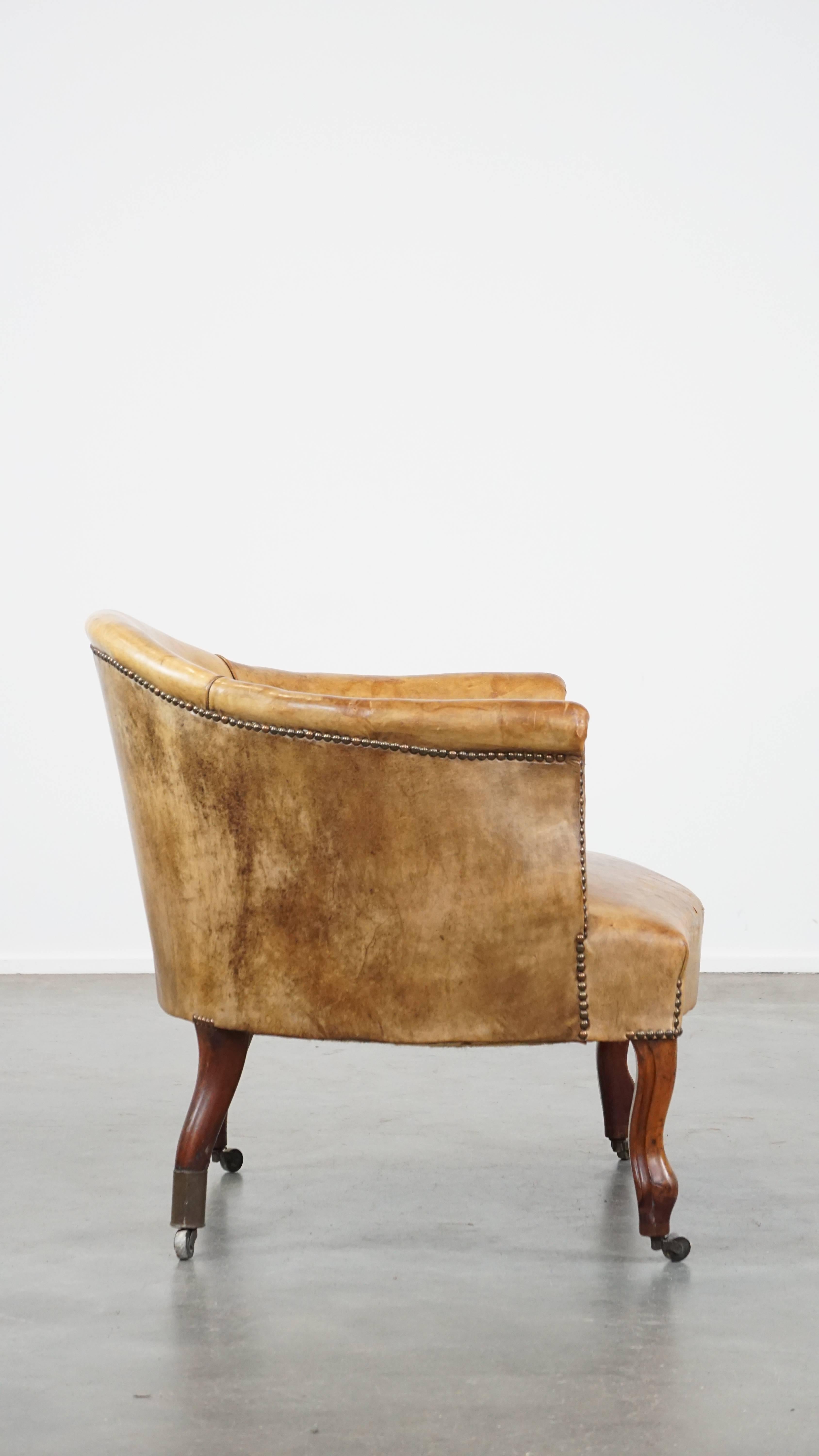 Fait main Fauteuil unique et très charmant en peau de mouton ancien sur roues en vente