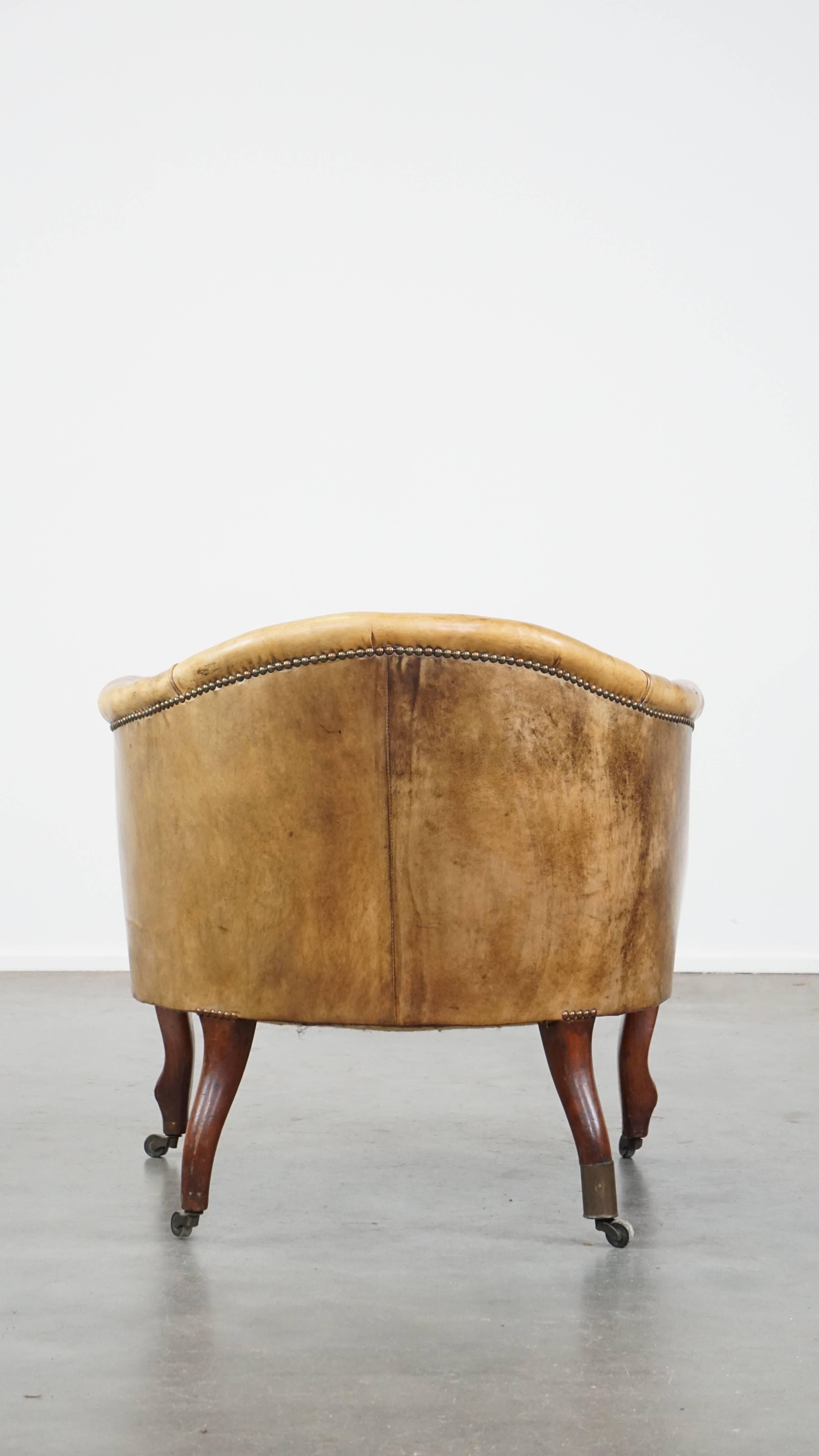 Fauteuil unique et très charmant en peau de mouton ancien sur roues Bon état - En vente à Harderwijk, NL