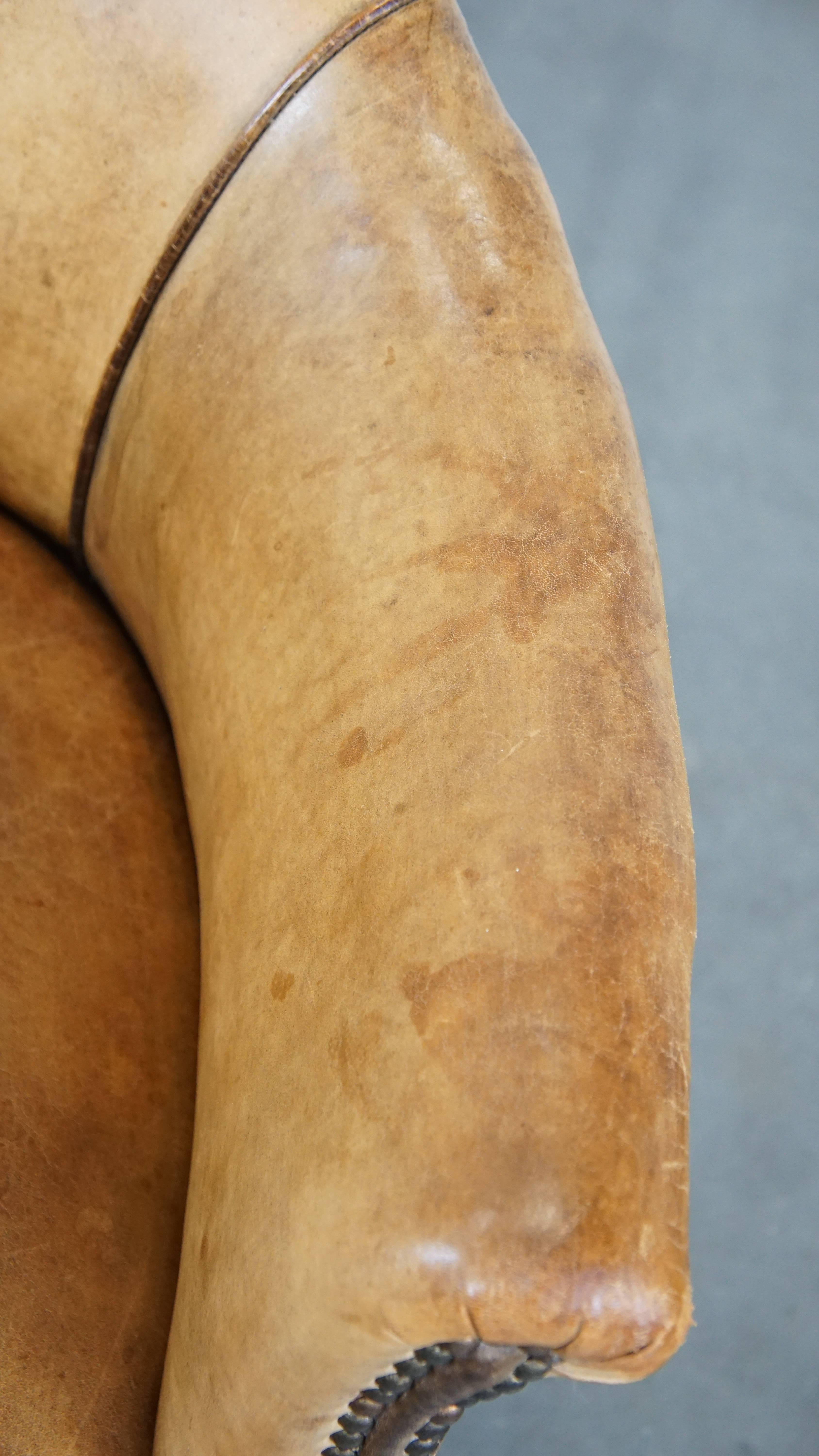 Fauteuil unique et très charmant en peau de mouton ancien sur roues en vente 2