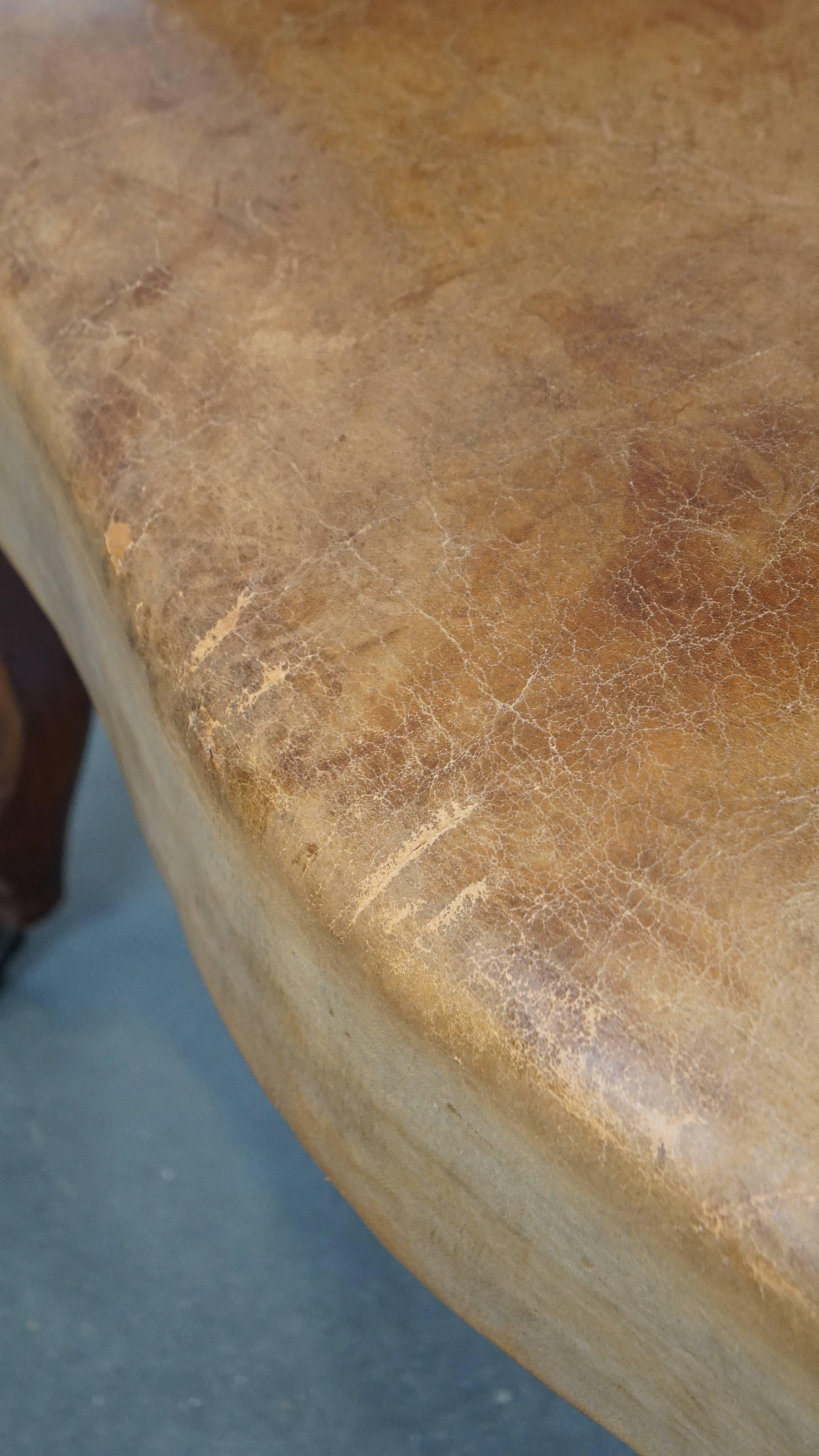 Fauteuil unique et très charmant en peau de mouton ancien sur roues en vente 3