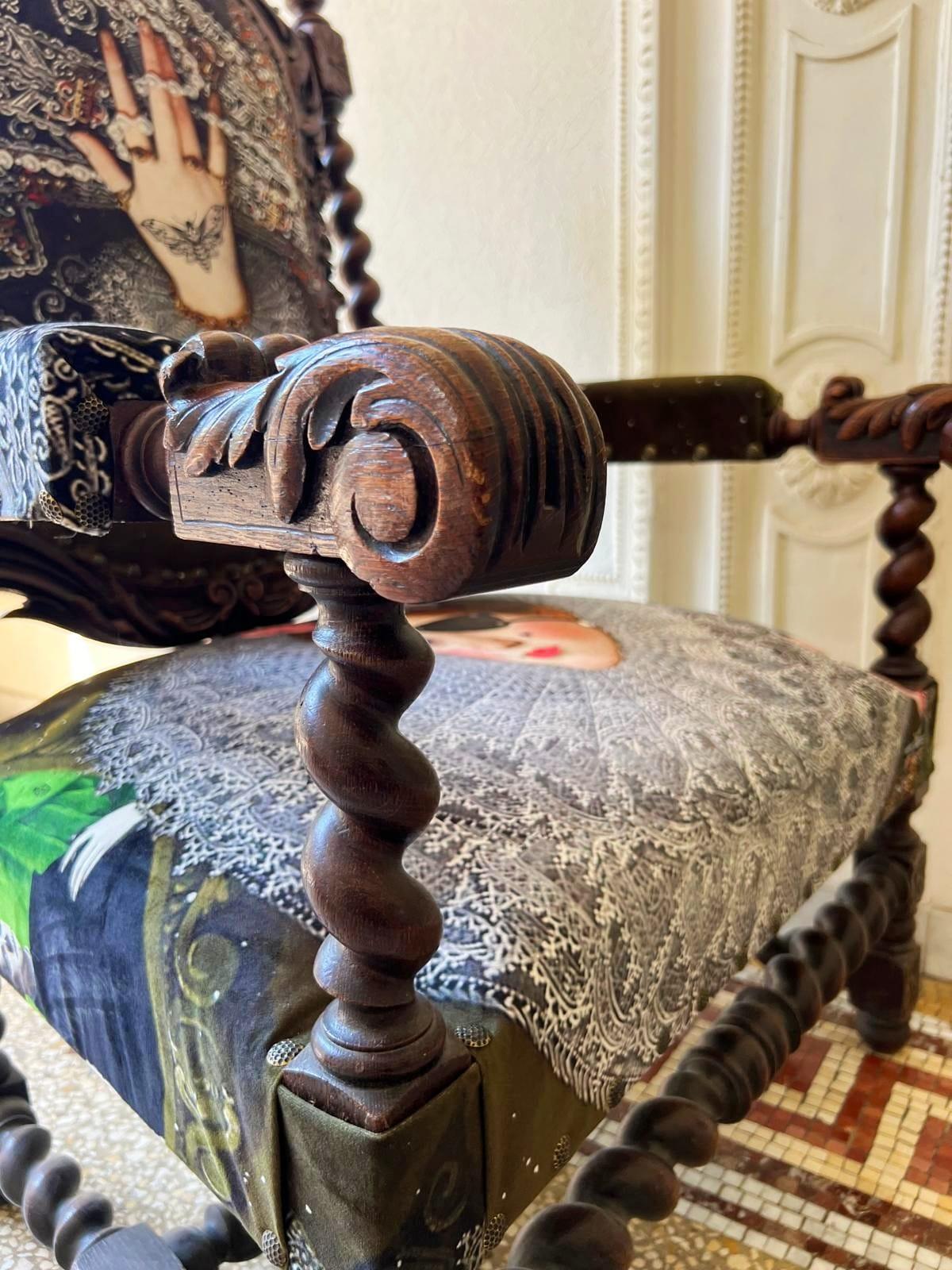 Sillón Único y Grande de Roble Tallado en Tela Moderna al Estilo de Luis XIII en venta 6