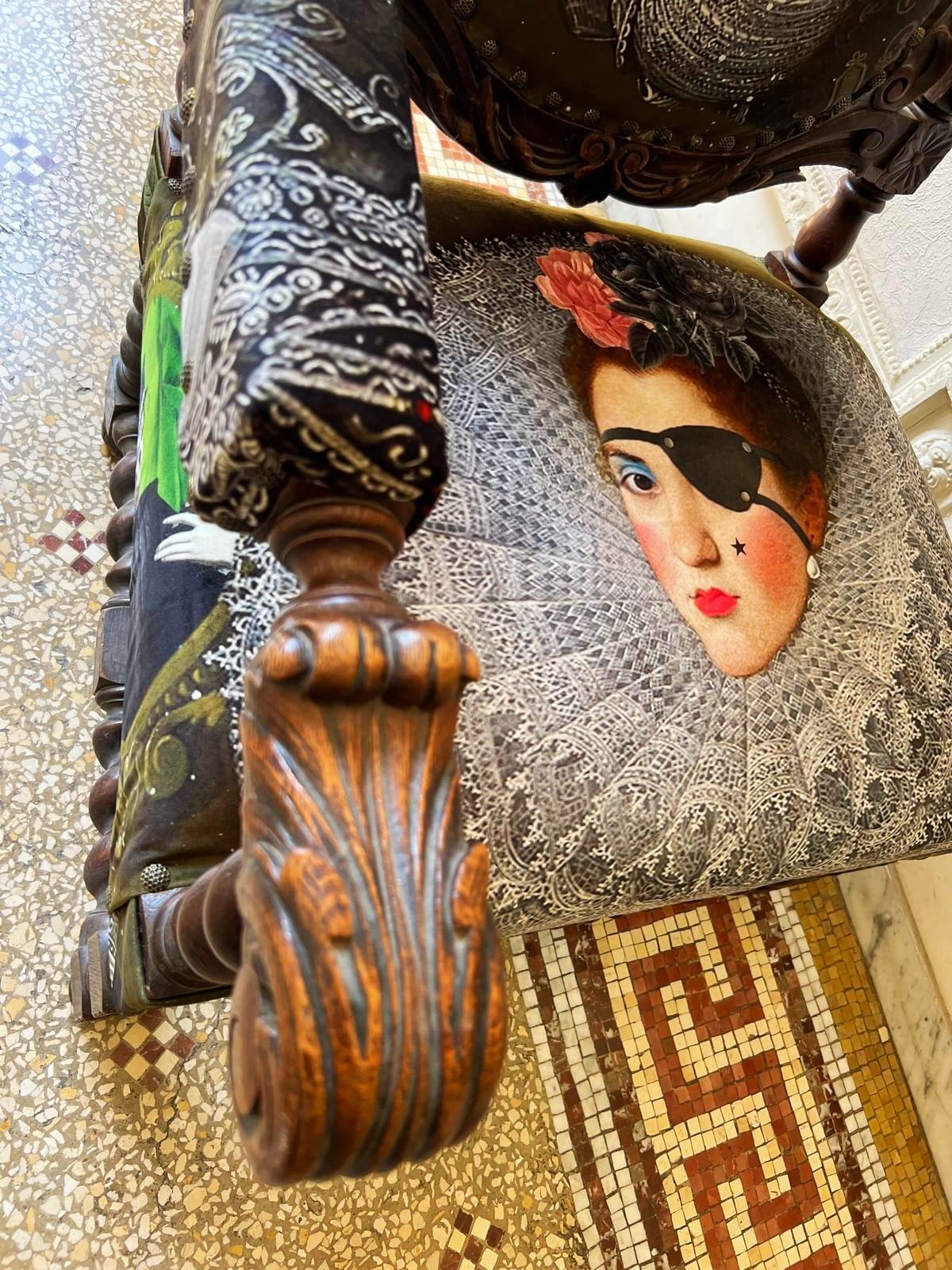 Sillón Único y Grande de Roble Tallado en Tela Moderna al Estilo de Luis XIII en venta 7
