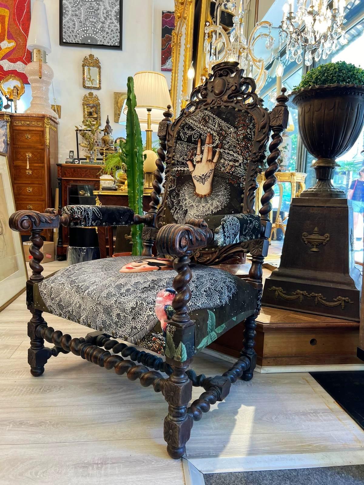Sillón Único y Grande de Roble Tallado en Tela Moderna al Estilo de Luis XIII en venta 9