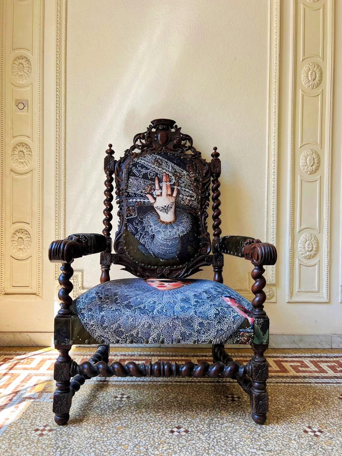 Sillón Único y Grande de Roble Tallado en Tela Moderna al Estilo de Luis XIII Francés en venta