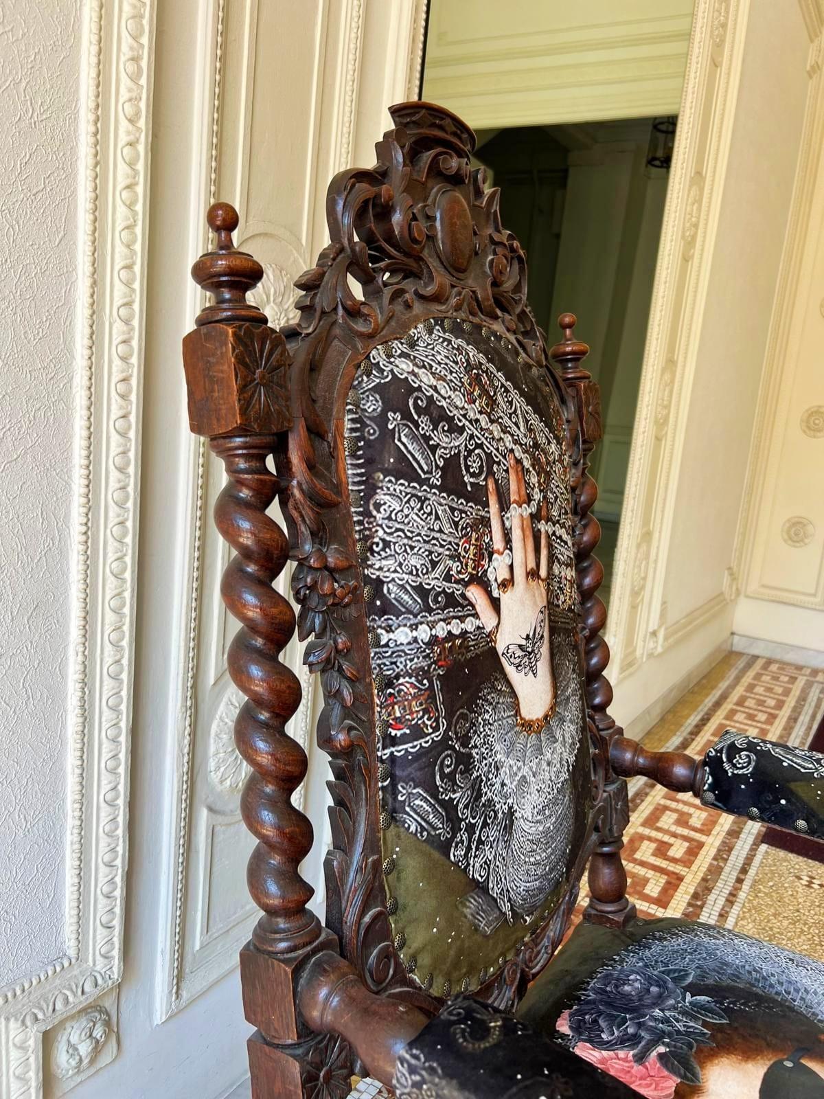 Sillón Único y Grande de Roble Tallado en Tela Moderna al Estilo de Luis XIII en Bueno estado para la venta en NICE, FR