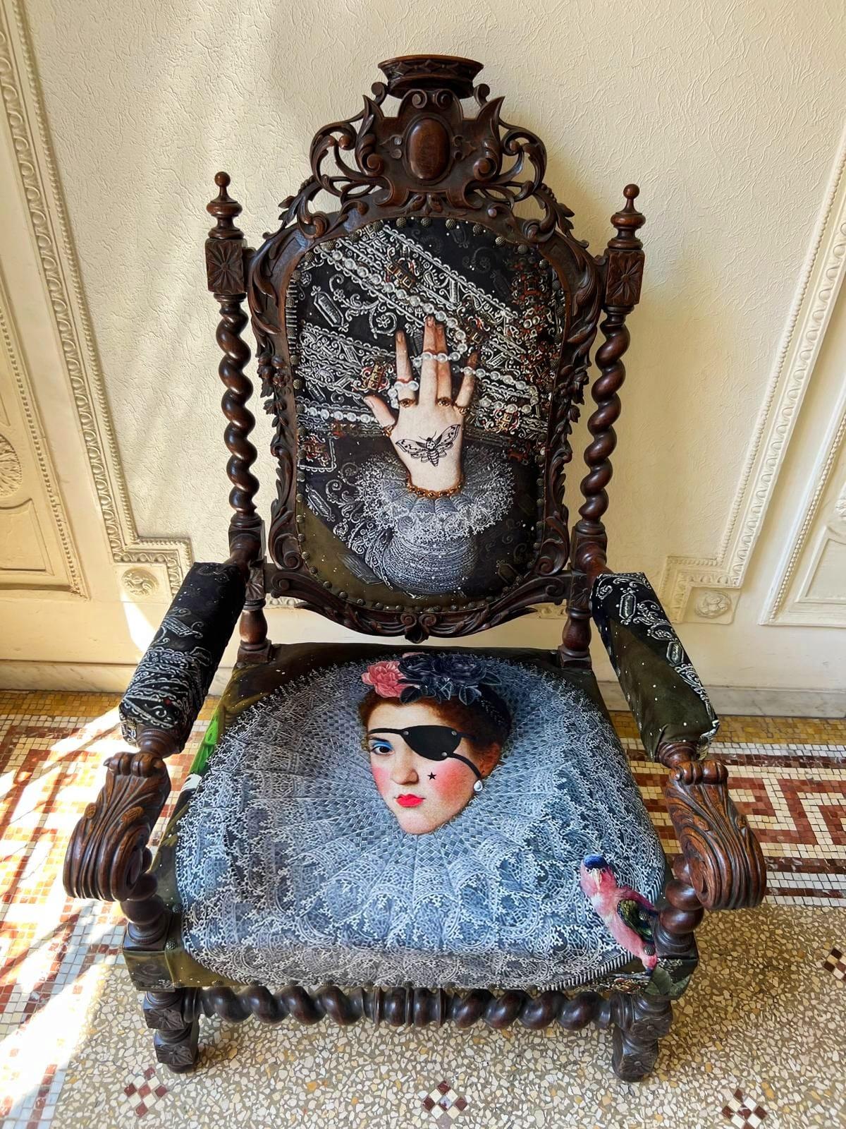 Sillón Único y Grande de Roble Tallado en Tela Moderna al Estilo de Luis XIII en venta 1