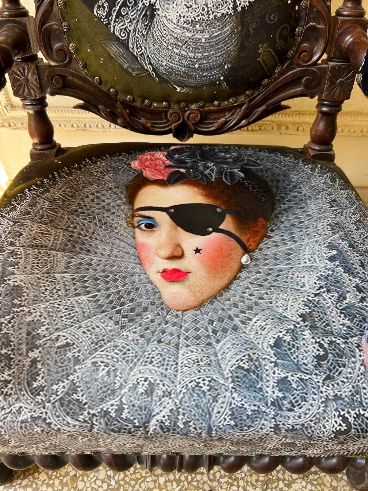 Sillón Único y Grande de Roble Tallado en Tela Moderna al Estilo de Luis XIII en venta 3