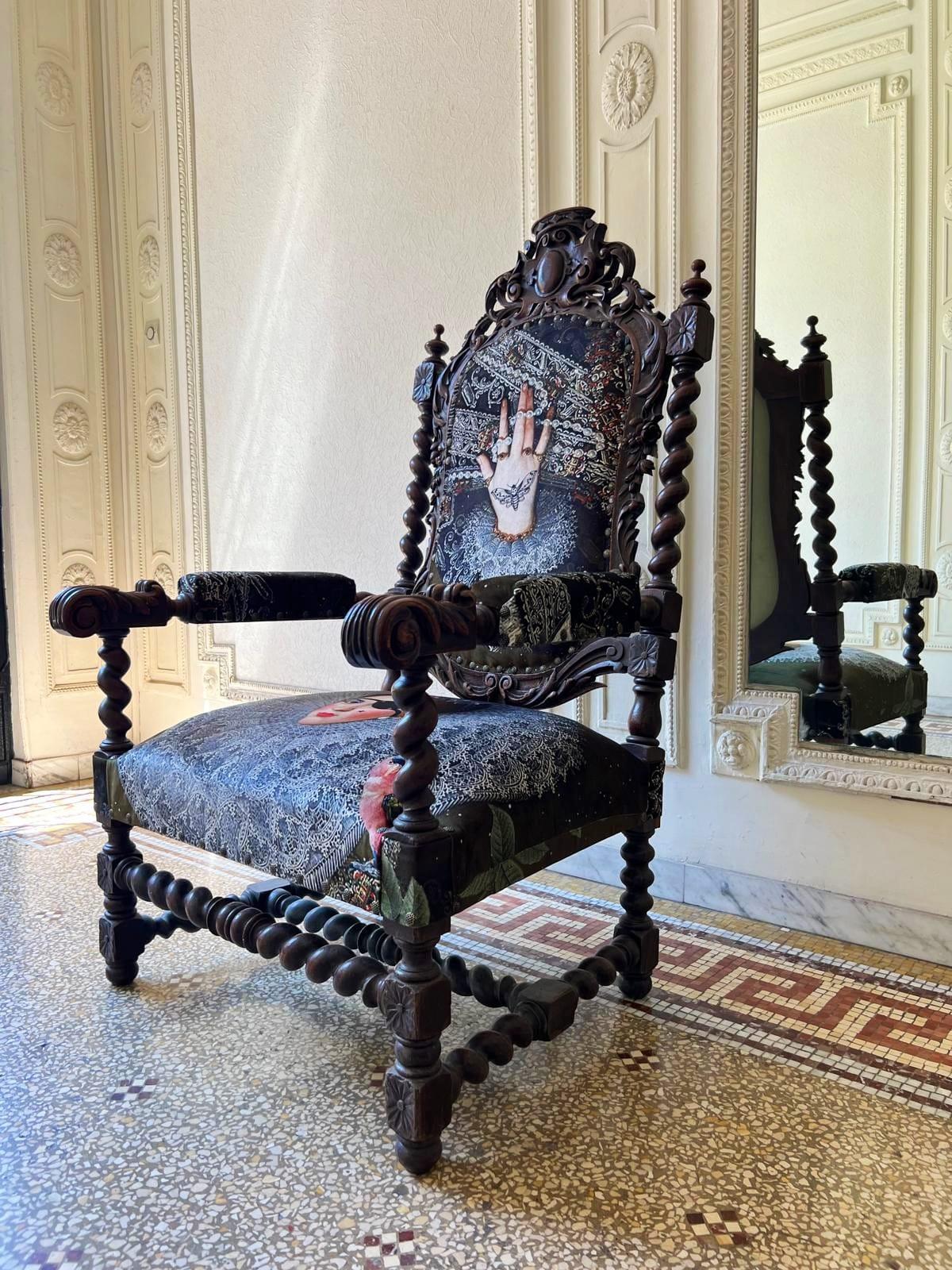 Sillón Único y Grande de Roble Tallado en Tela Moderna al Estilo de Luis XIII en venta 4